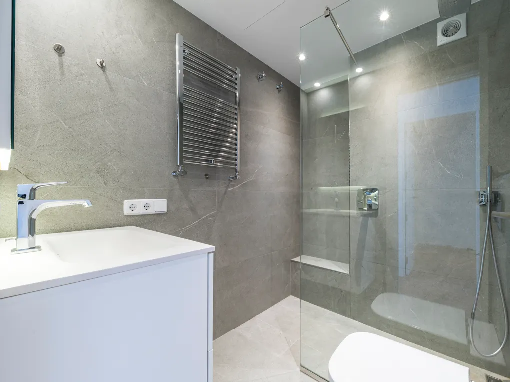 First sealine apartment on the Paseo Maritimo with views of the cathedral-7