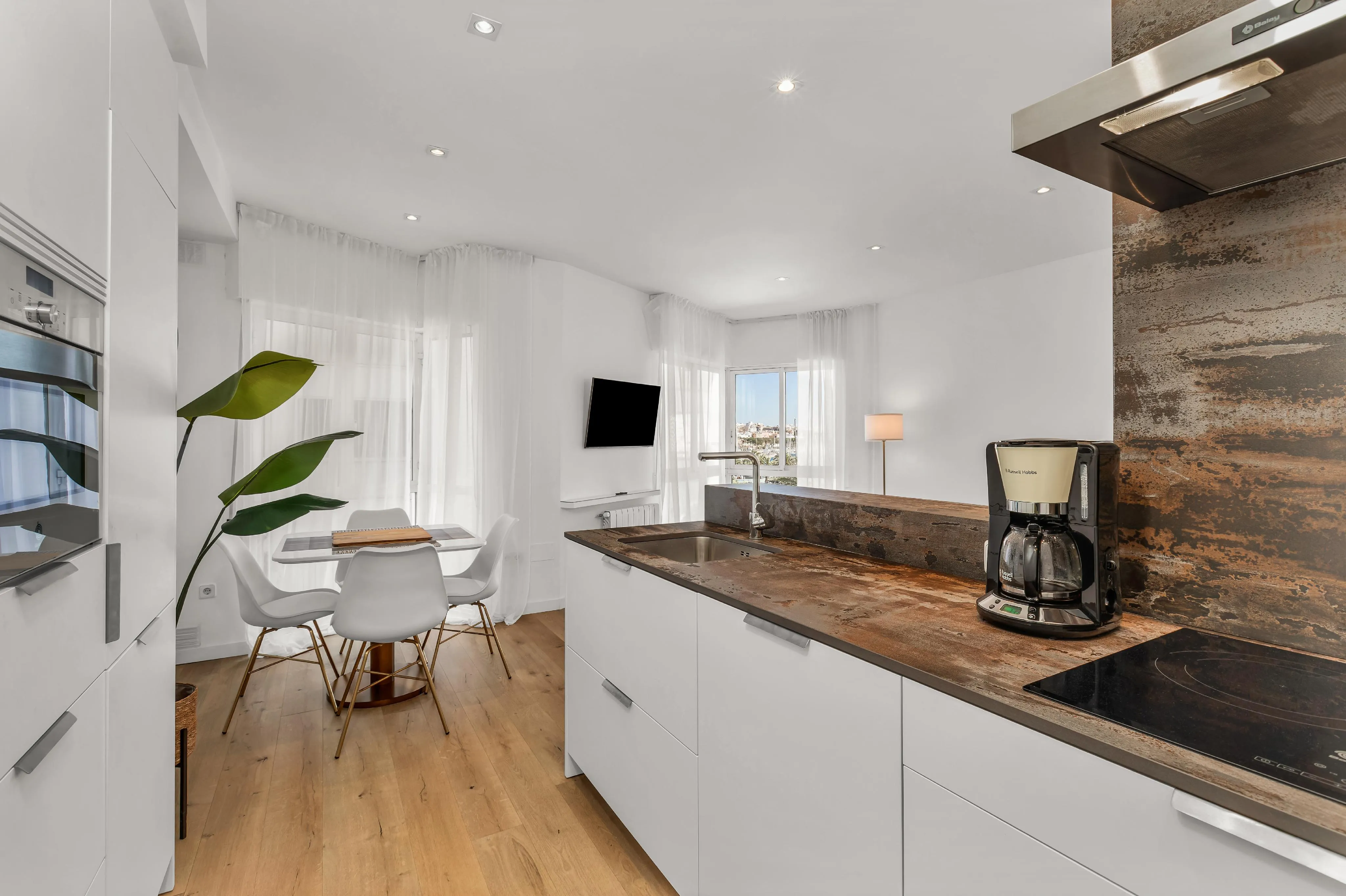 First sealine apartment on the Paseo Maritimo with views of the cathedral-7