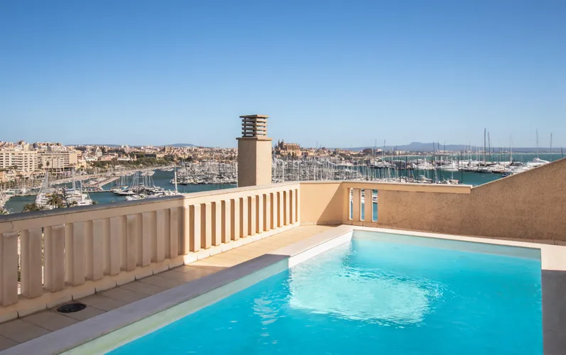 First sealine apartment on the Paseo Maritimo with views of the cathedral
