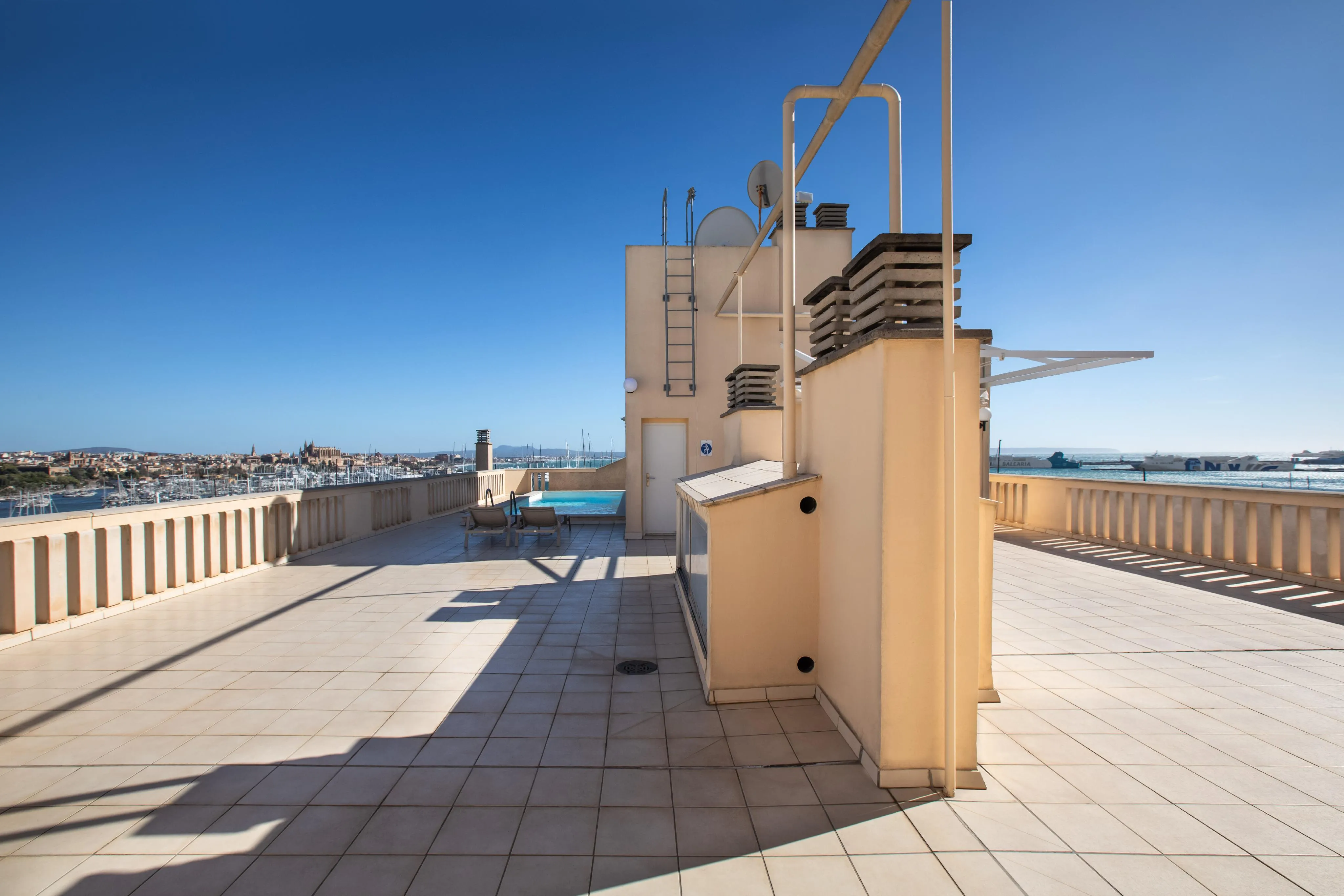 First sealine apartment on the Paseo Maritimo with views of the cathedral-15