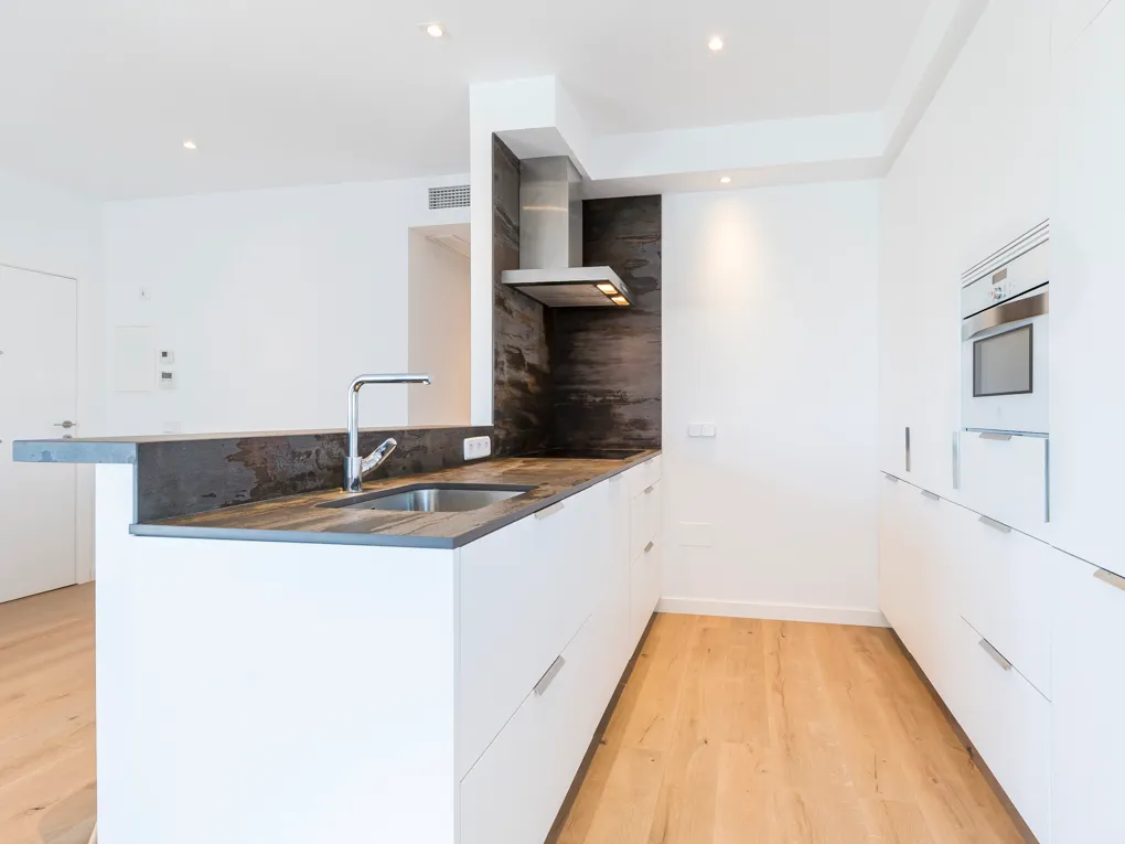 First sealine apartment on the Paseo Maritimo with views of the cathedral-5