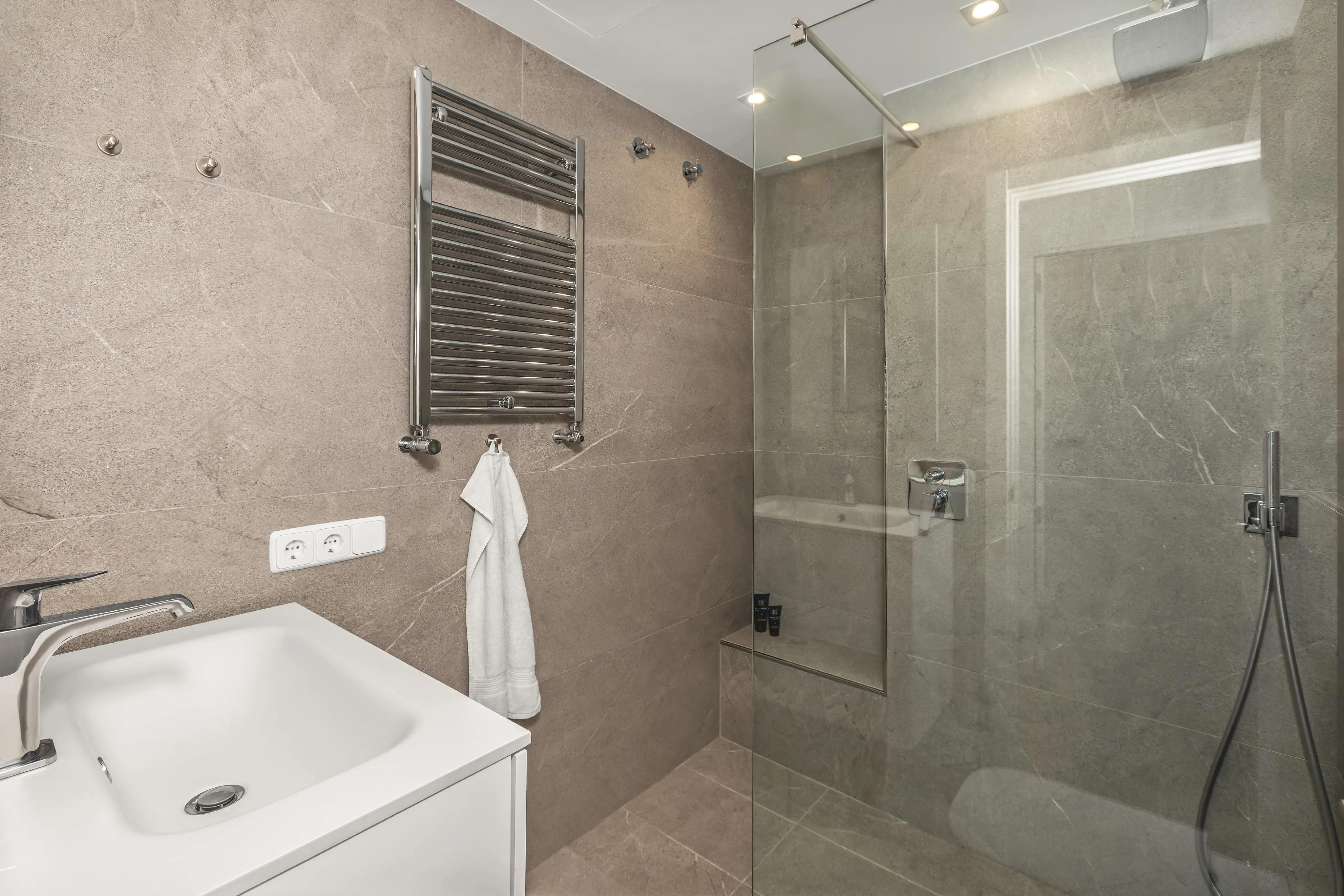 First sealine apartment on the Paseo Maritimo with views of the cathedral-11