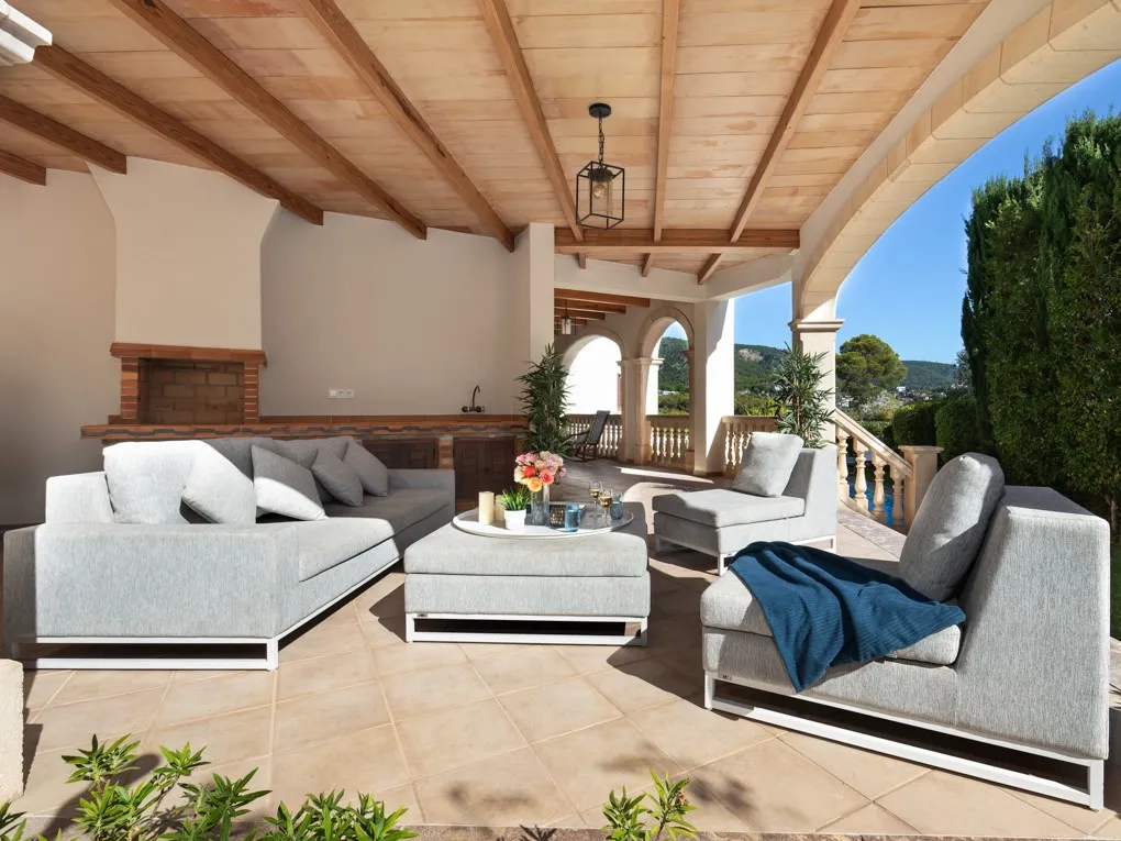 Amplia villa mediterránea con vistas al mar-9