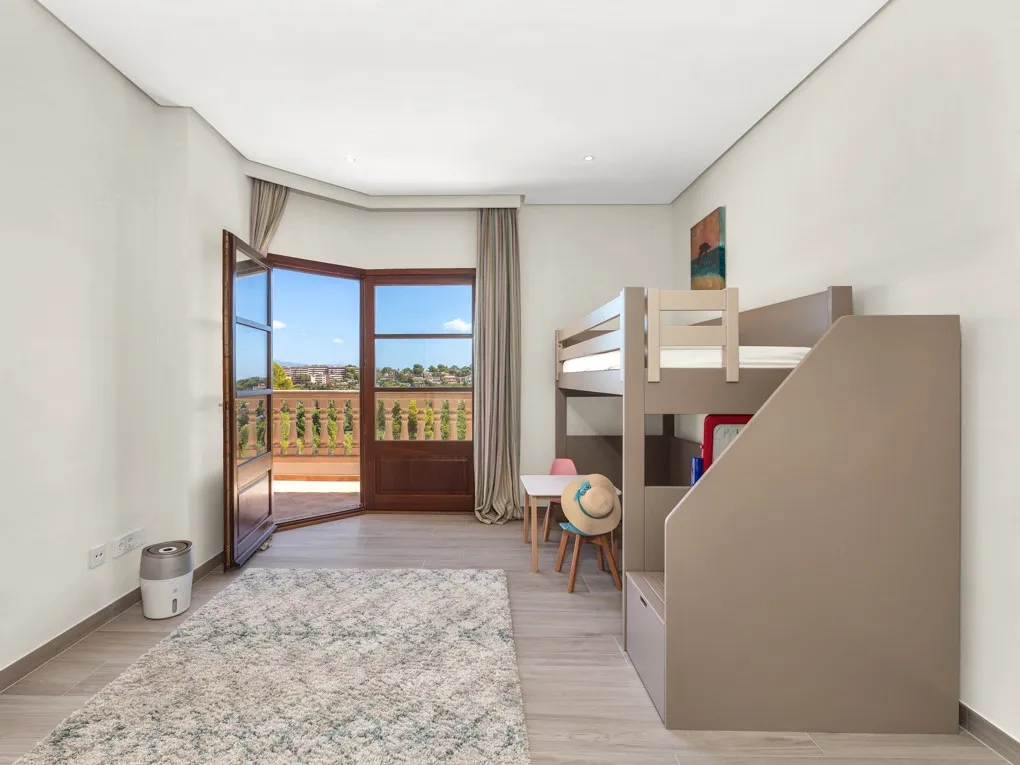 Amplia villa mediterránea con vistas al mar-15