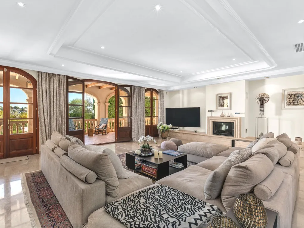 Amplia villa mediterránea con vistas al mar-3