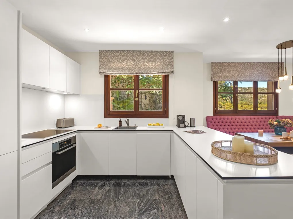 Amplia villa mediterránea con vistas al mar-8