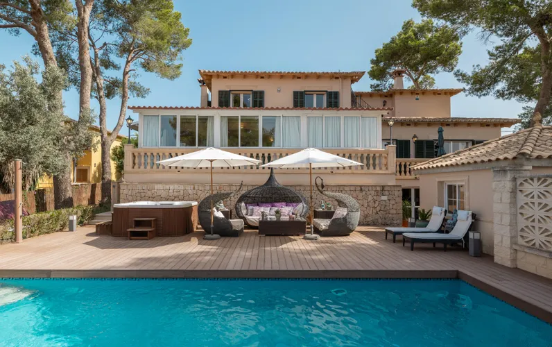 Villa familiar con encanto en zona residencial tranquila