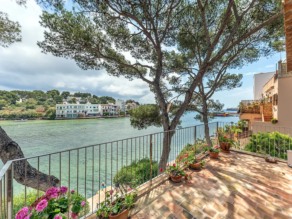 Charming house in 1st sea line to renovate-1