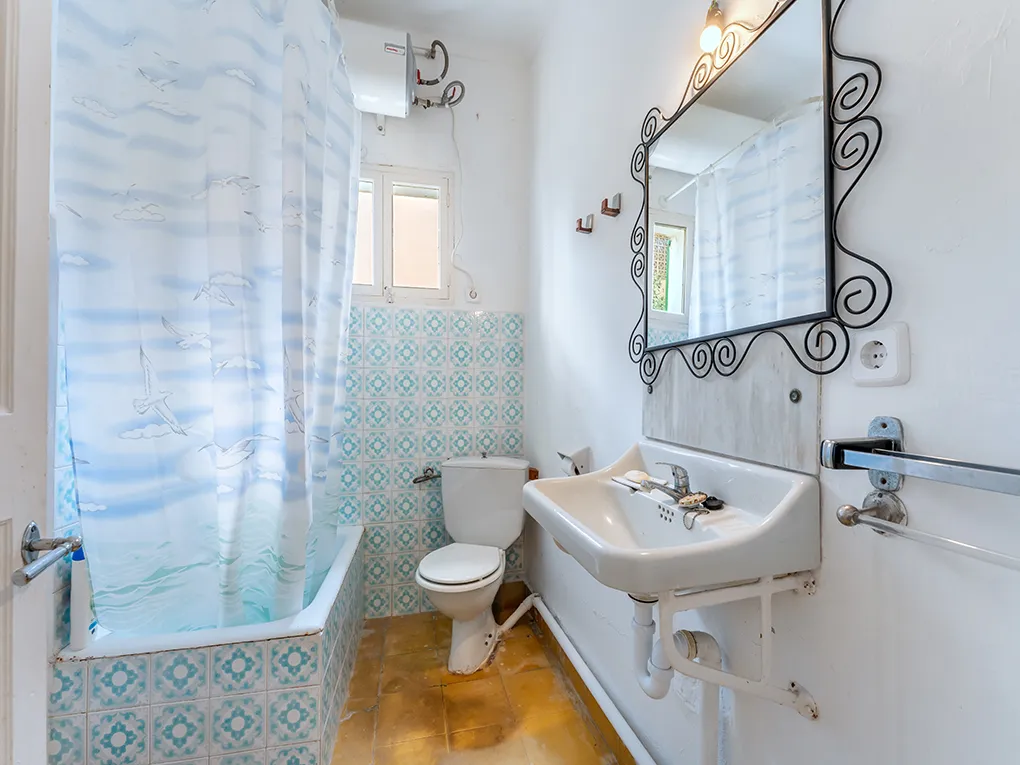 Charming house in 1st sea line to renovate-8