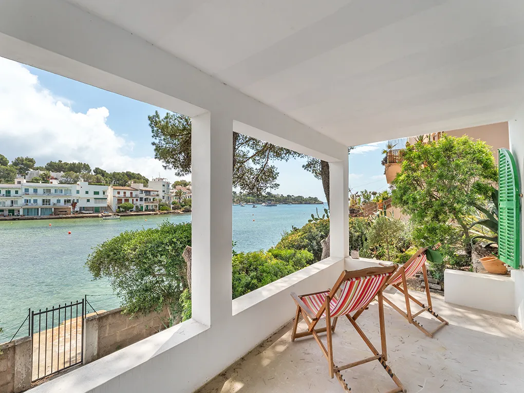 Charming house in 1st sea line to renovate-9