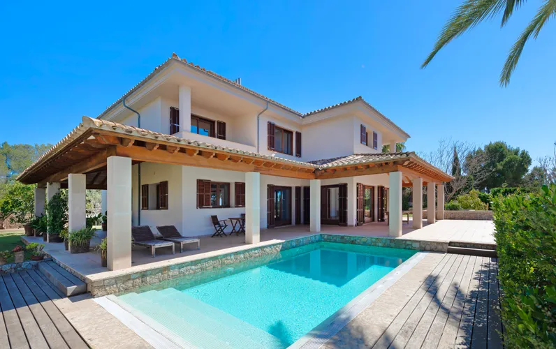 Exclusivité et tranquillité à Old Bendinat : une retraite luxueuse au bord de la Méditerranée