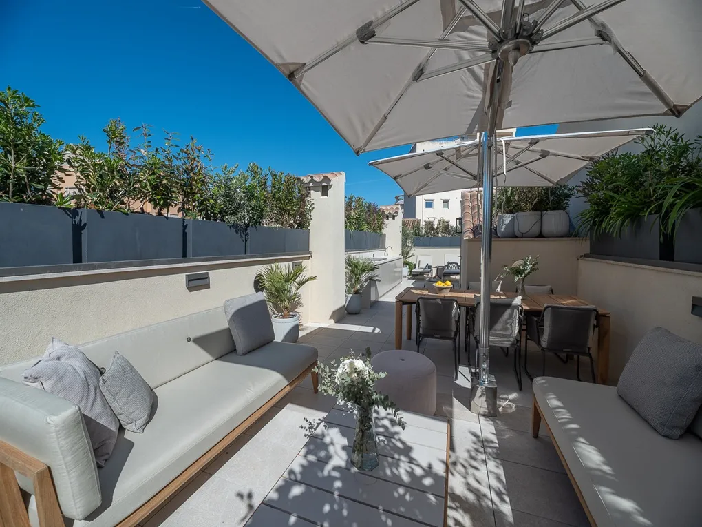 Living at the Highest Level – Exclusive Townhouse with Terrace, Pool & Garage-1