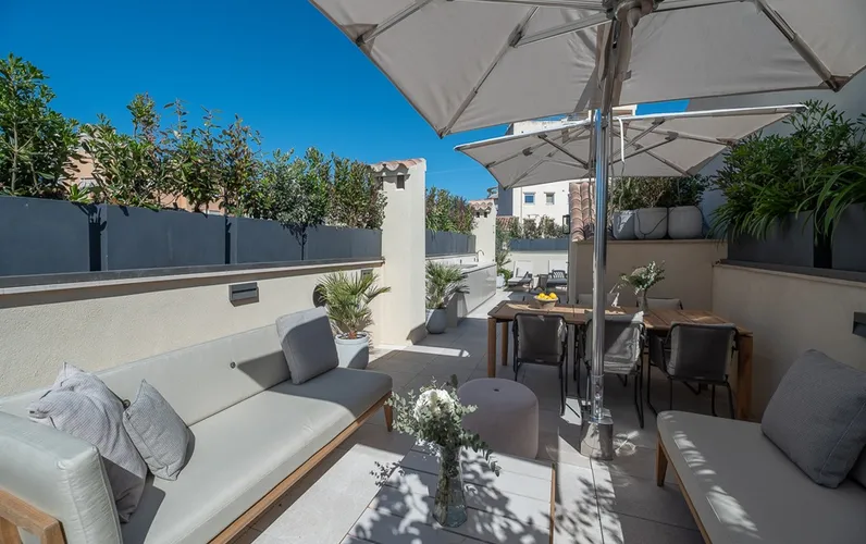 Living at the Highest Level – Exclusive Townhouse with Terrace, Pool & Garage