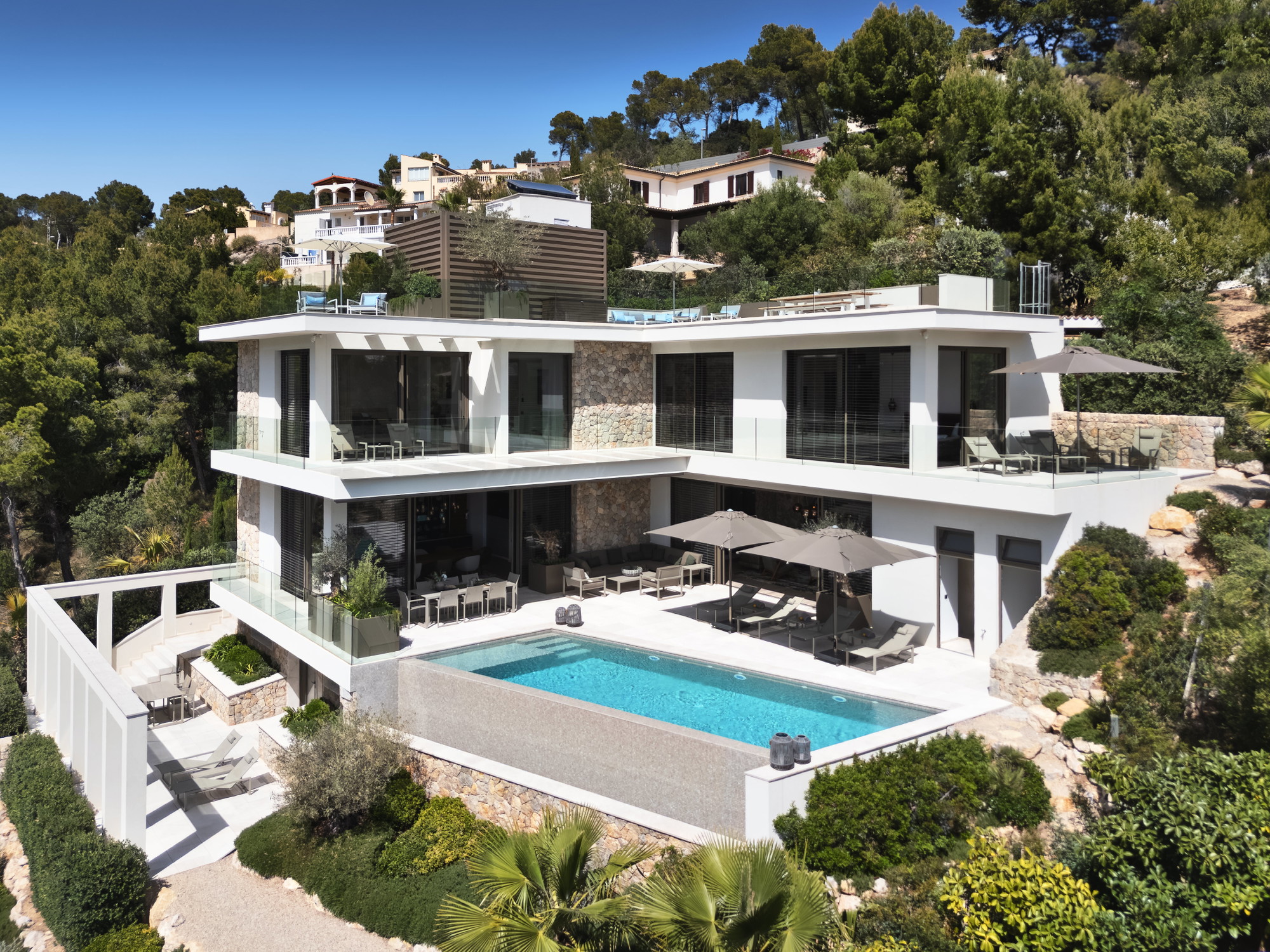Moderne nieuwbouwvilla met uitzicht op zee