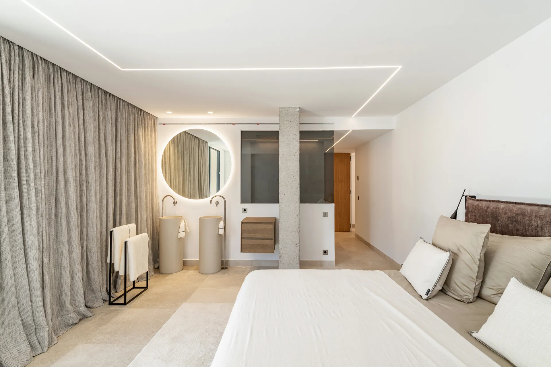 Luxury villa with panoramic bay views in Alcudia, Mallorca-12