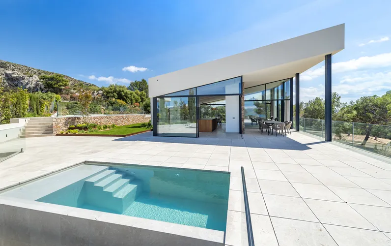 Moderna villa de lujo con vistas panorámicas a la bahía en Alcudia, Mallorca