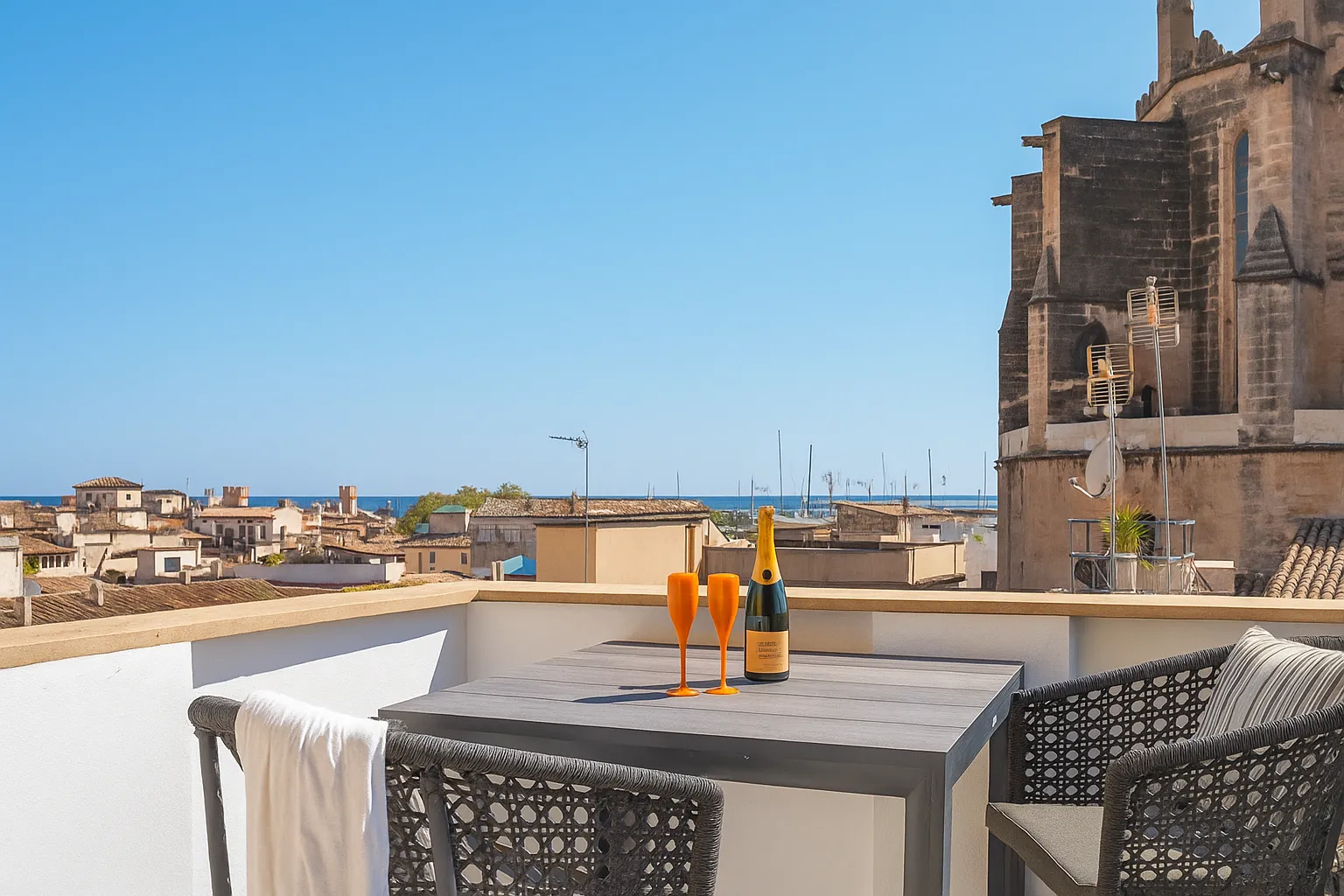 Volledig gerenoveerd exclusief penthouse met fantastisch uitzicht-6