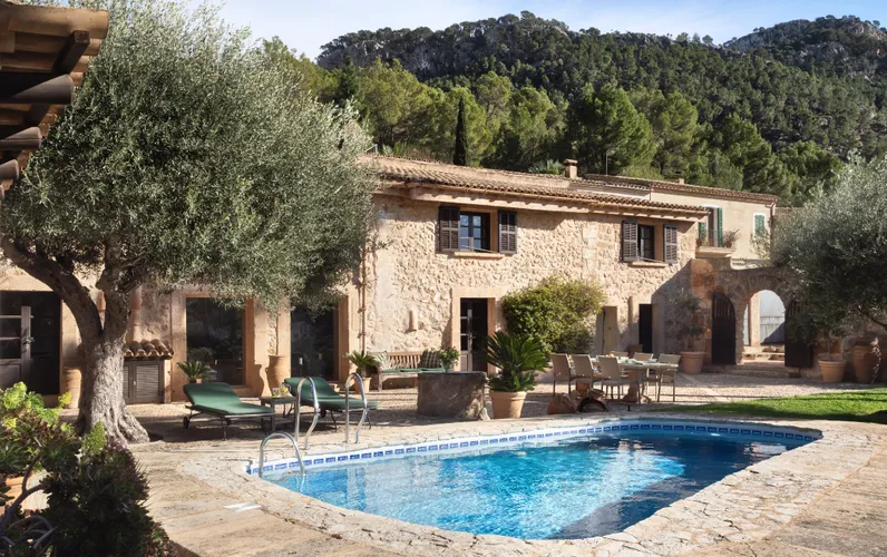 Charming townhouse with Mediterranean garden and mountain views