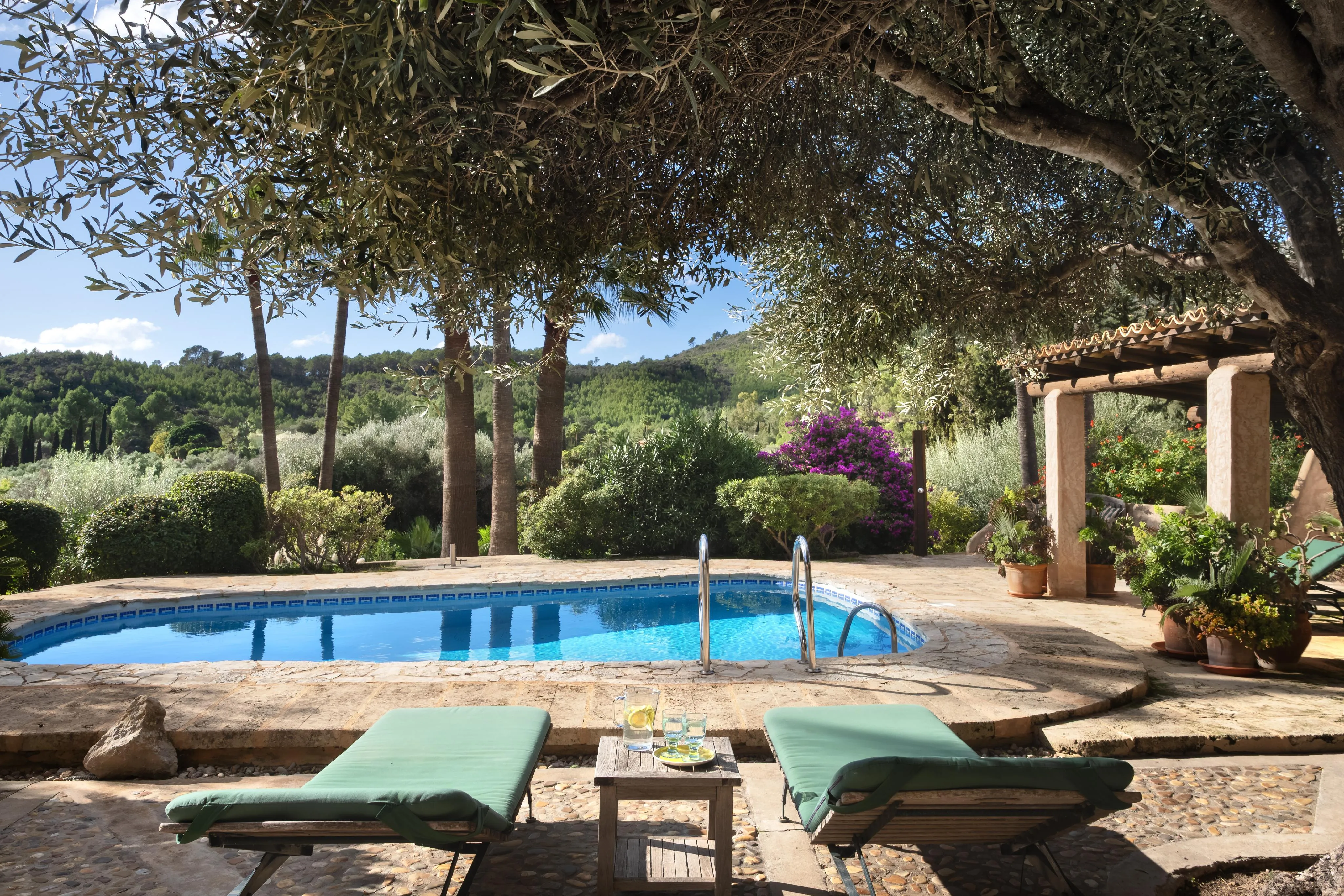 Очаровательный таунхаус со средиземноморским садом и видом на горы-23