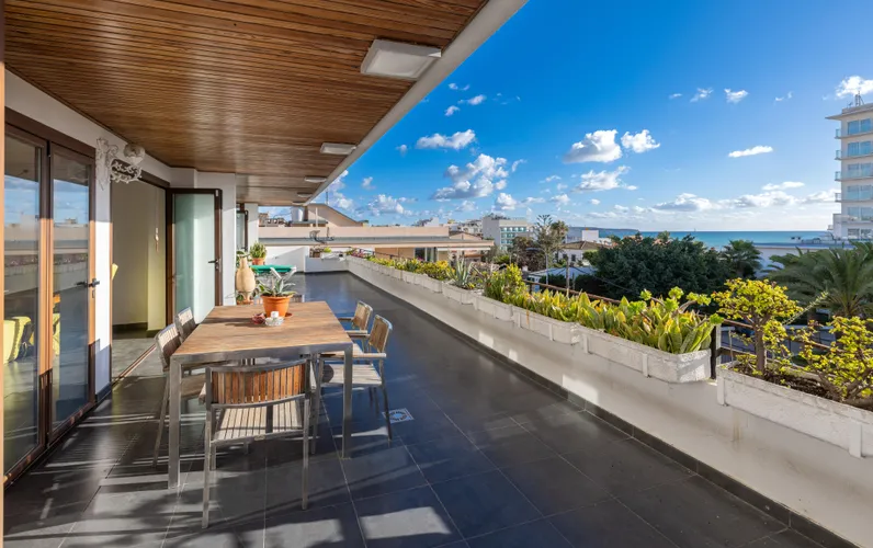 Licht penthouse met uitzicht op zee en veel potentieel