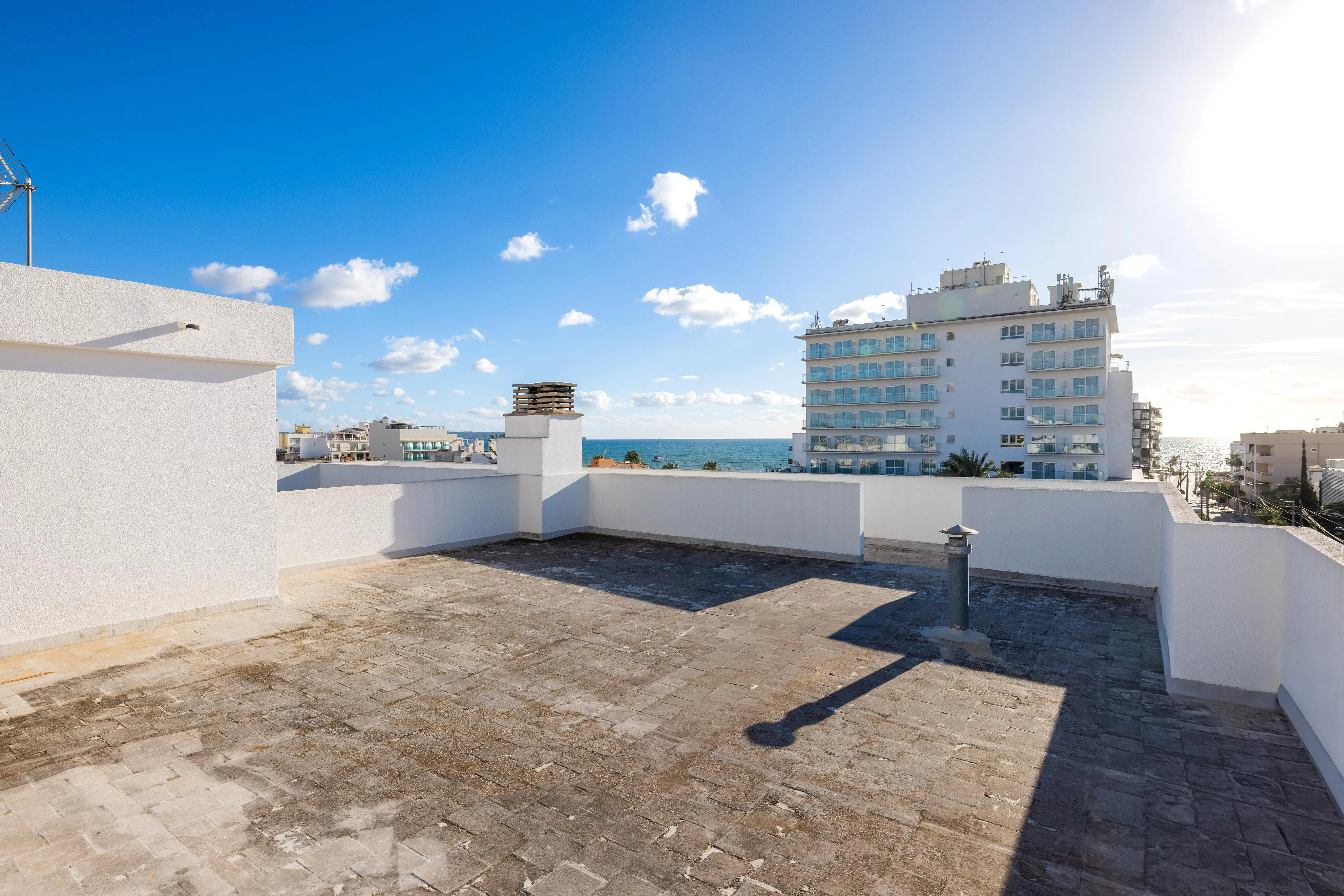 Светлый пентхаус с видом на море и большим потенциалом-13