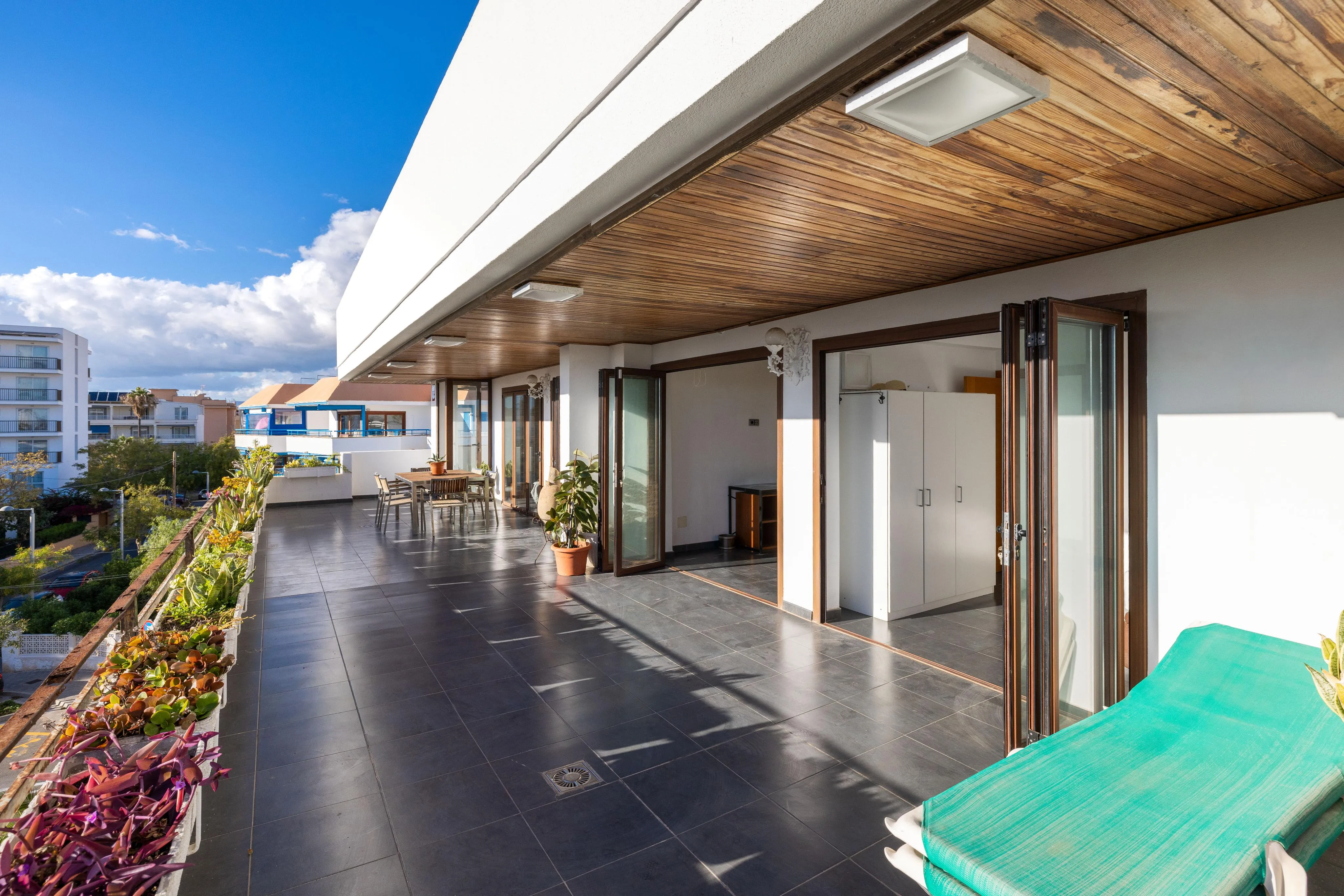 Светлый пентхаус с видом на море и большим потенциалом-11