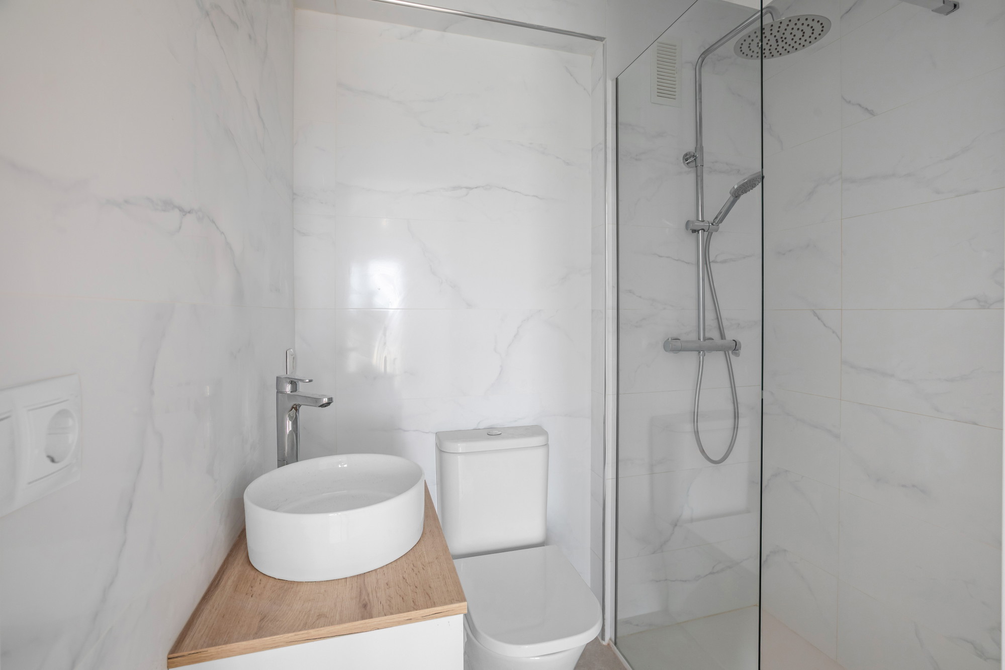 Light, views and potential in one of Palma's most sought-after neighbourhoods-12