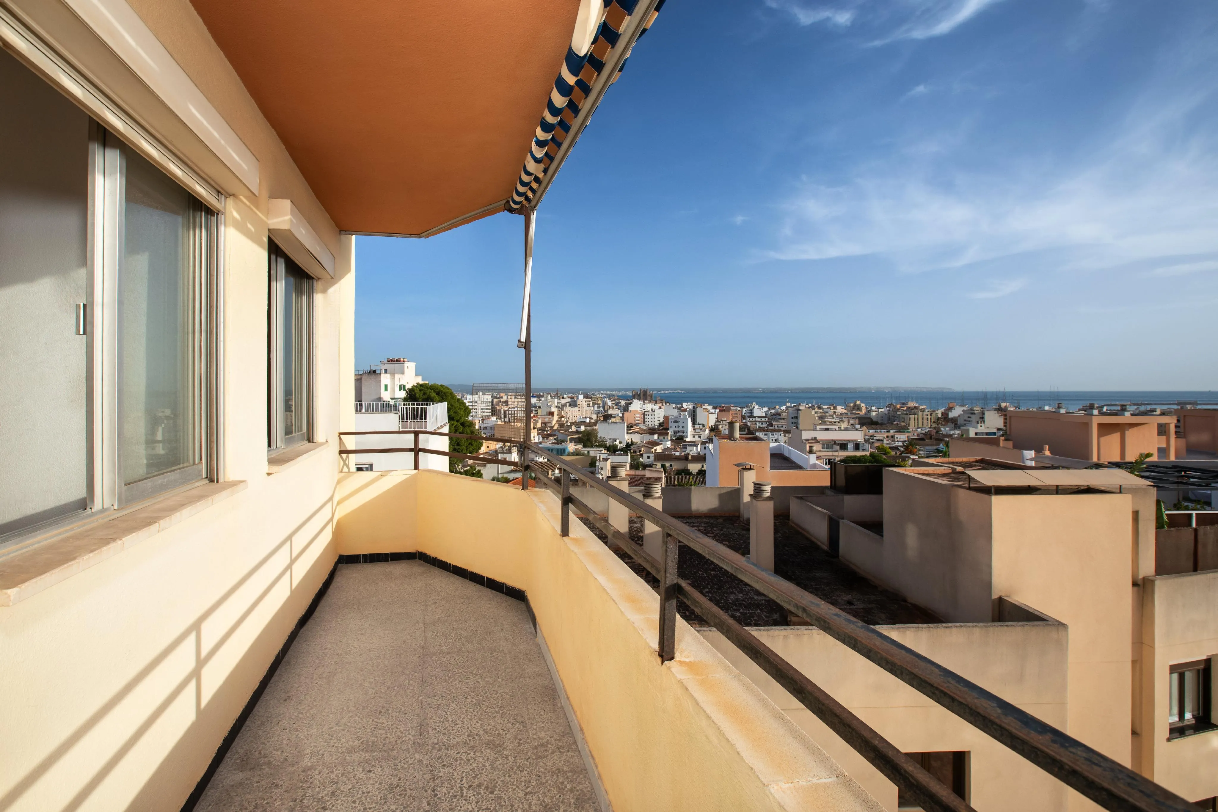 Light, views and potential in one of Palma's most sought-after neighbourhoods-11