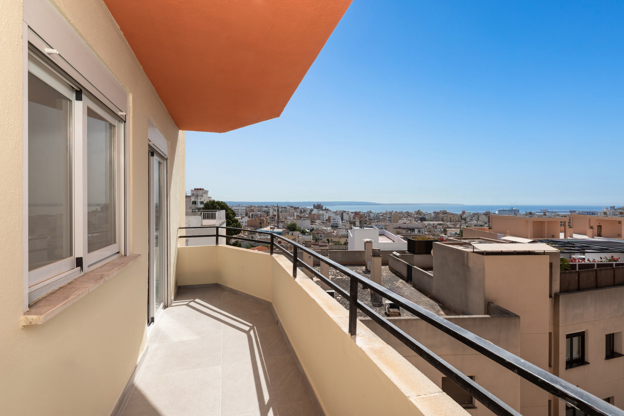 Light, views and potential in one of Palma's most sought-after neighbourhoods-16