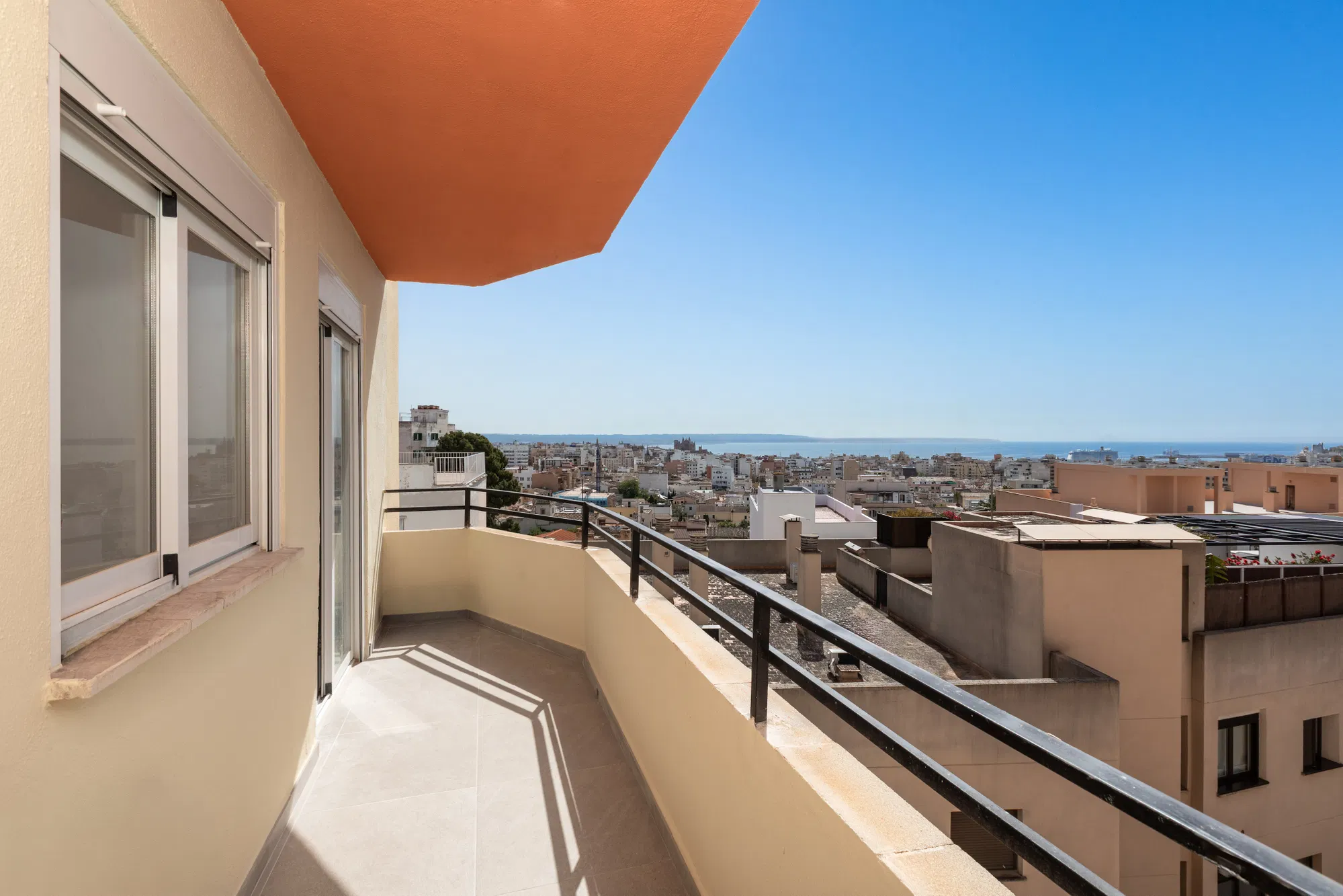Light, views and potential in one of Palma's most sought-after neighbourhoods-16