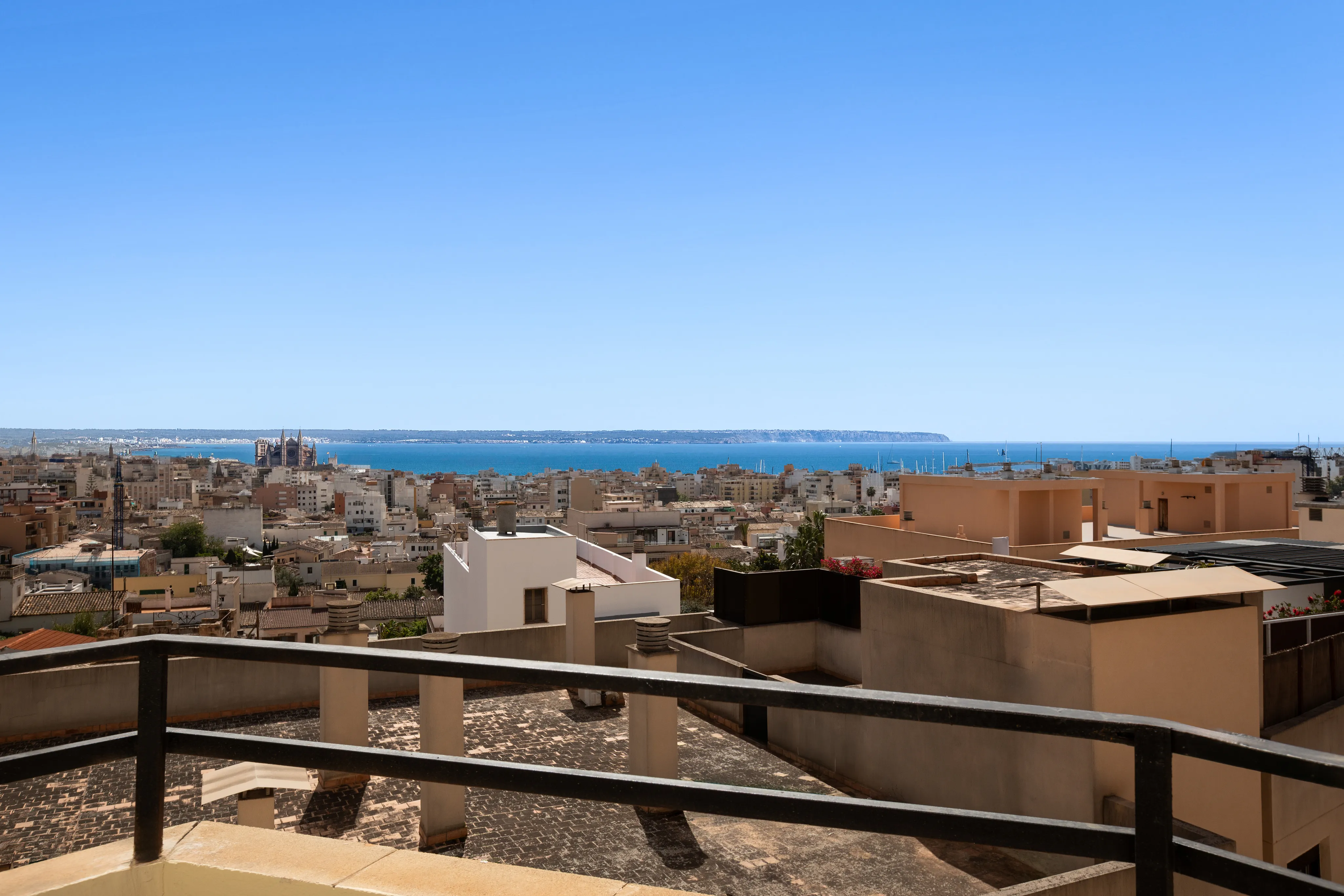 Luce, vista e potenziale in uno dei quartieri più ricercati di Palma-1