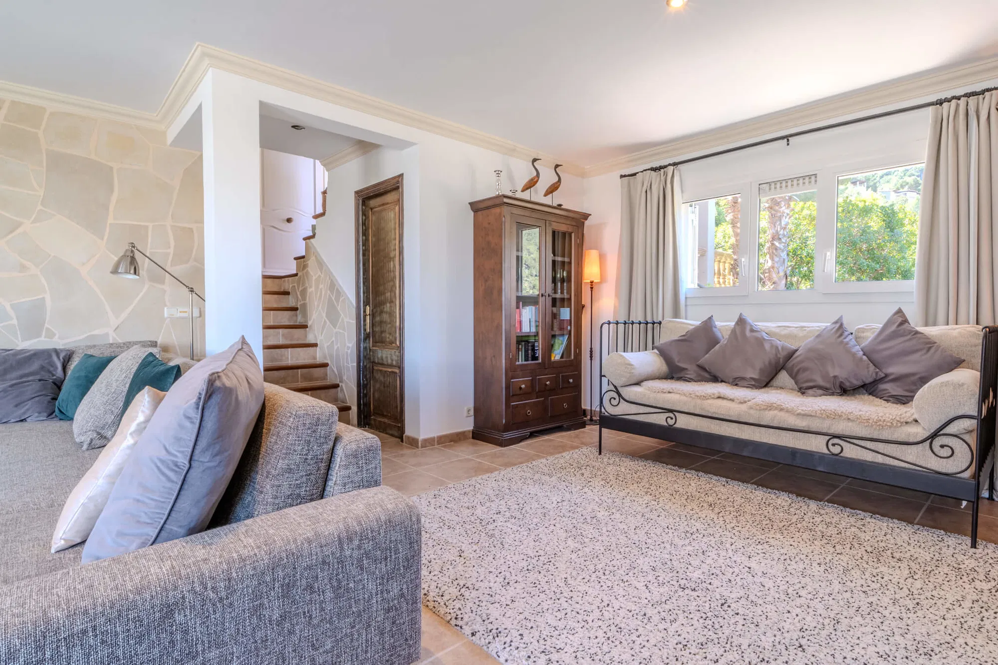 High-end renovated villa with comfortable elevator and sea and mountain views-10