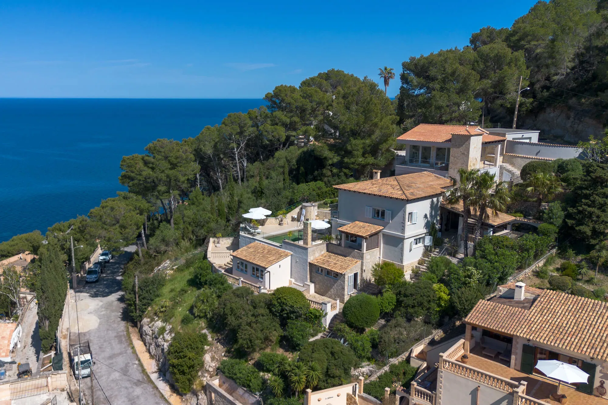 High-end renovated villa with comfortable elevator and sea and mountain views-3