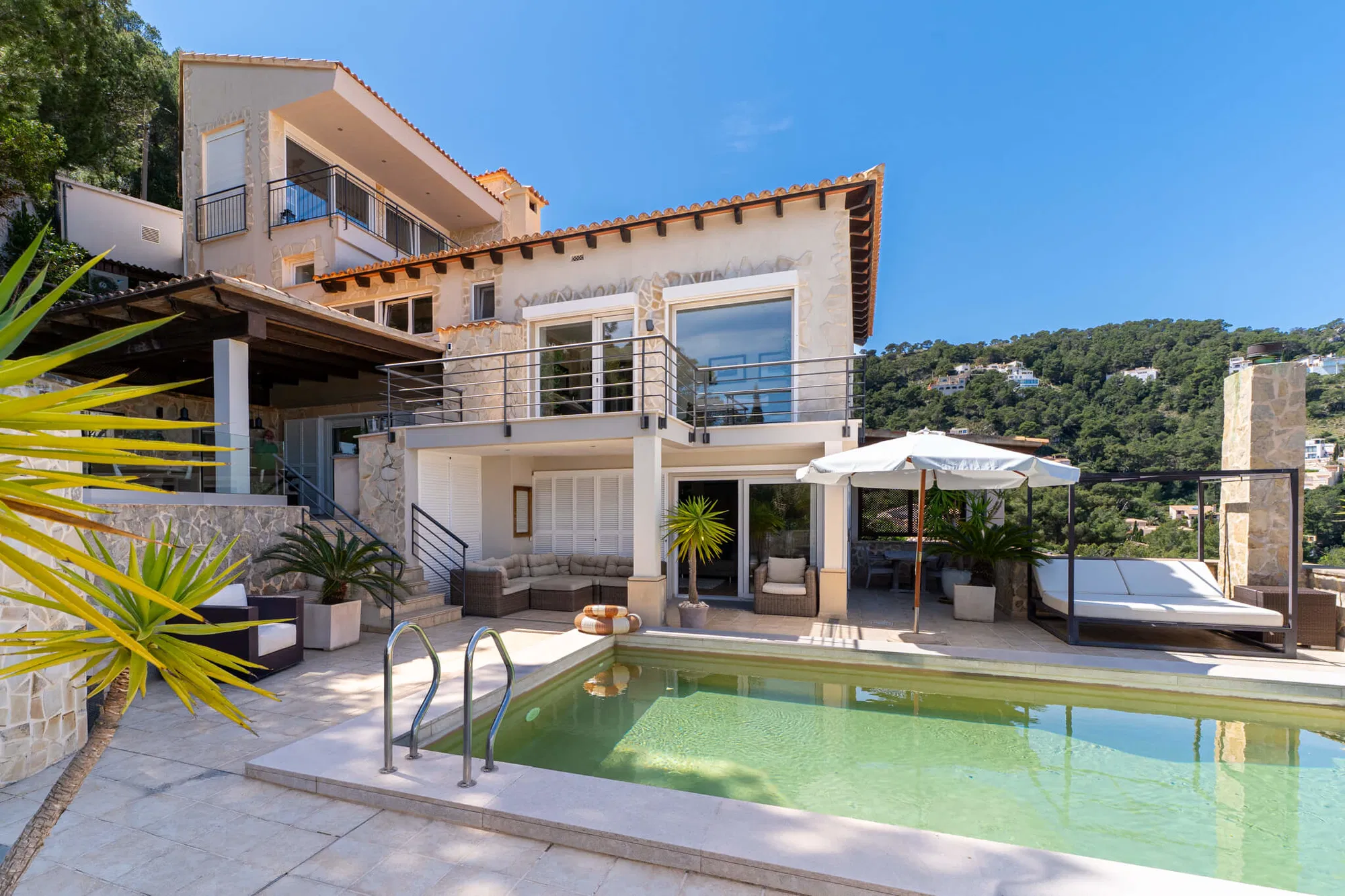 High-end renovated villa with comfortable elevator and sea and mountain views-5