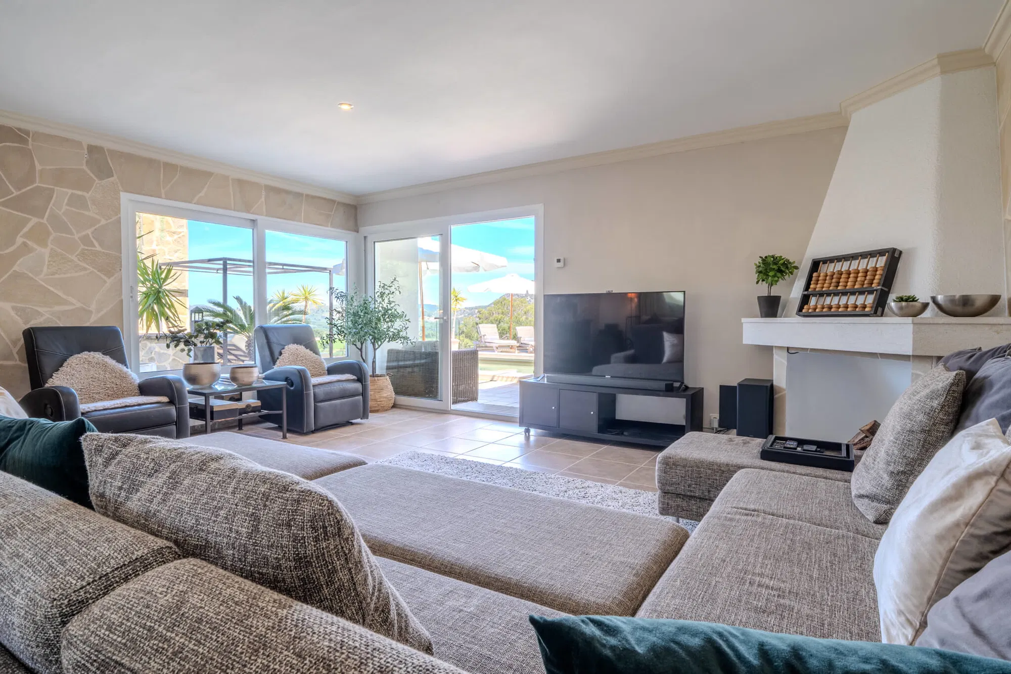 High-end renovated villa with comfortable elevator and sea and mountain views-6