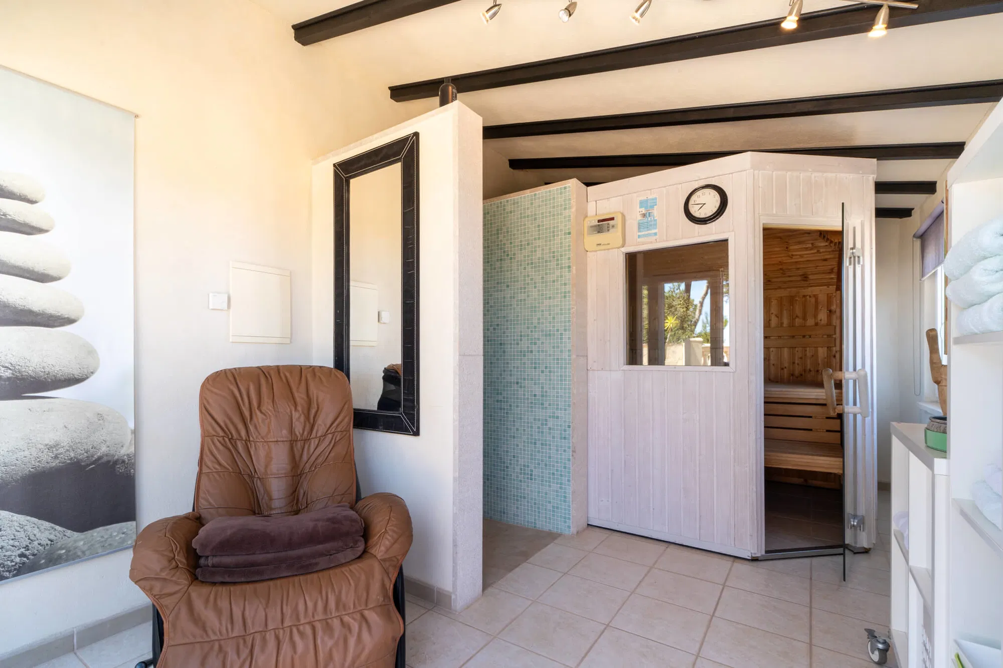 High-end renovated villa with comfortable elevator and sea and mountain views-15