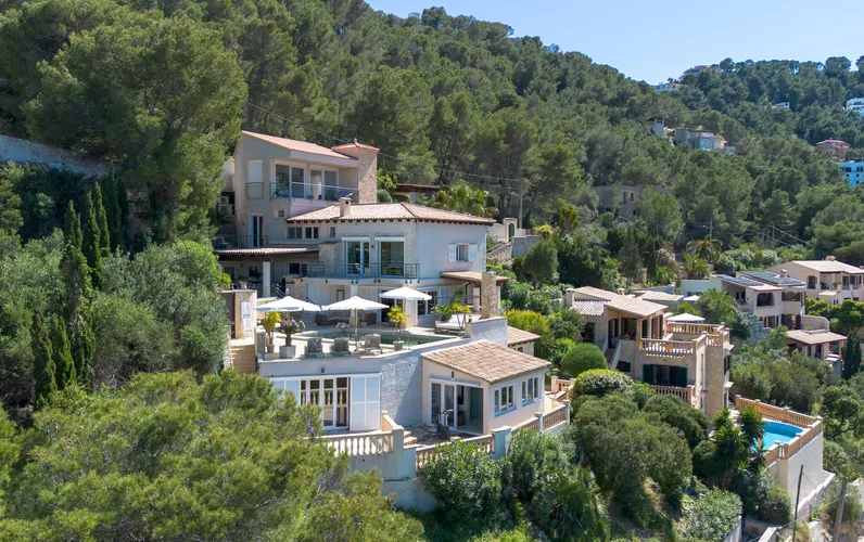 Villa exclusive rénovée avec un confort d'habitation incomparable et une vue de rêve sur la mer et les montagnes