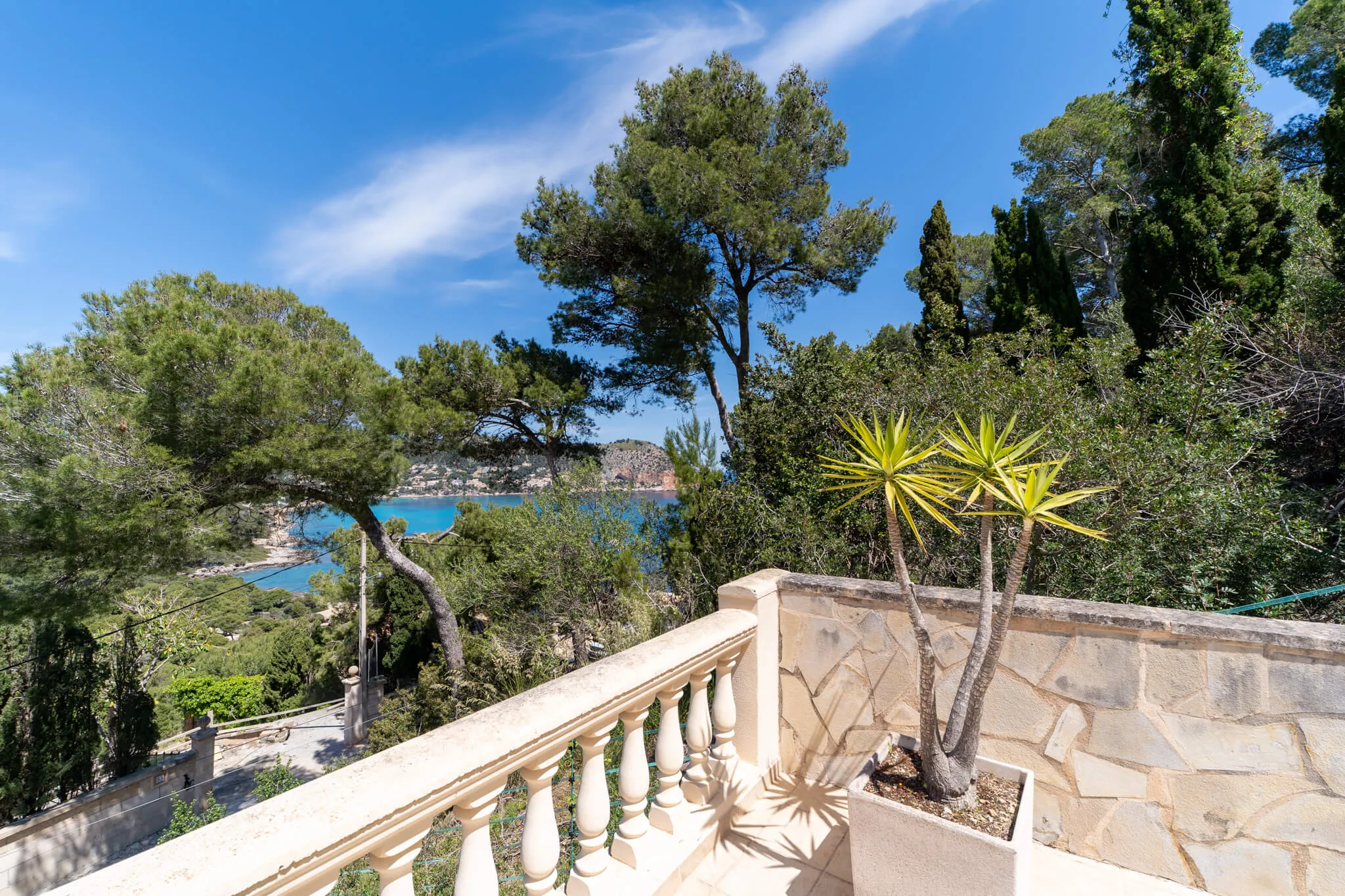 Villa exclusive rénovée avec un confort d'habitation incomparable et une vue de rêve sur la mer et les montagnes-17