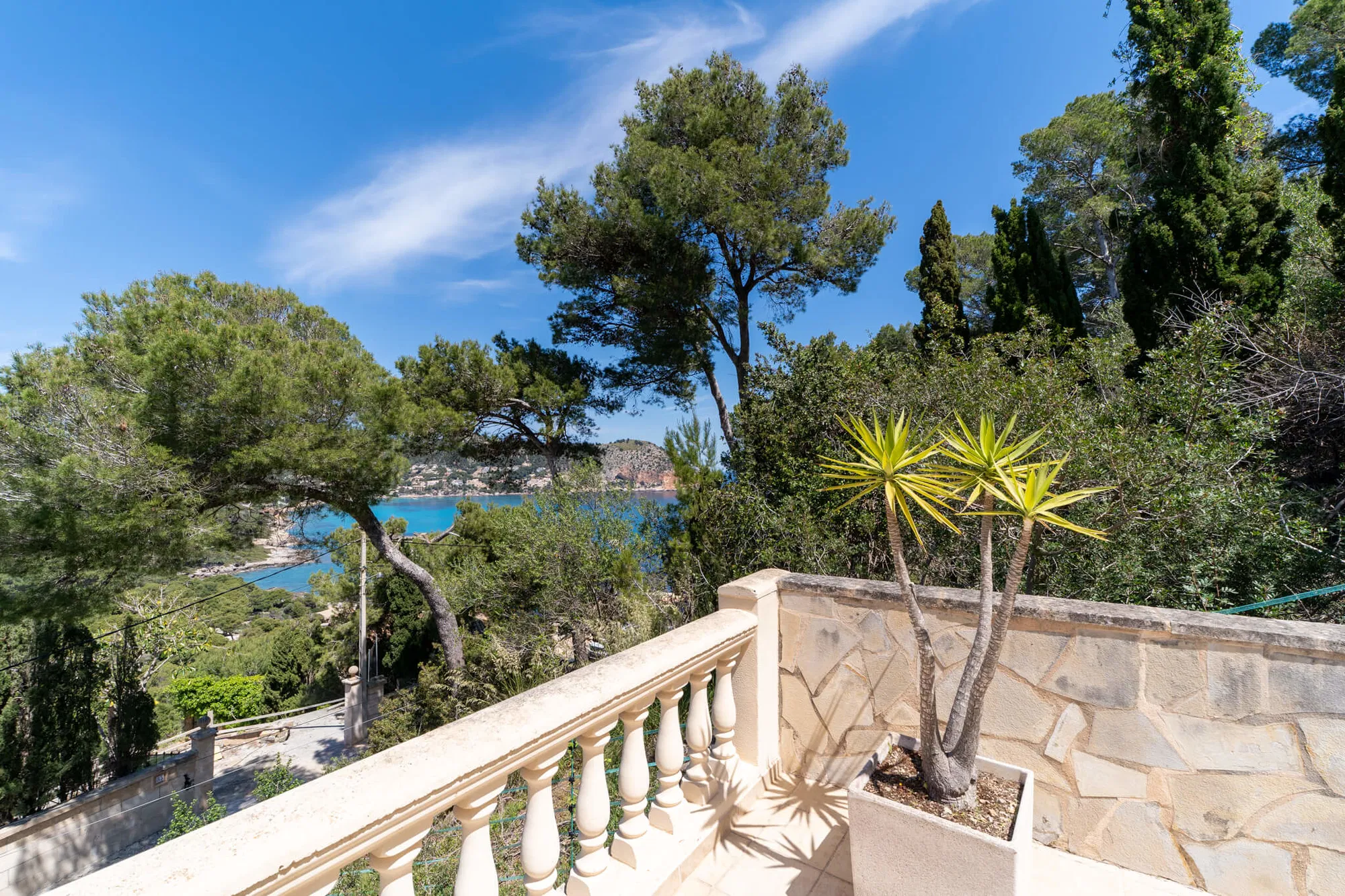 High-end renovated villa with comfortable elevator and sea and mountain views-17