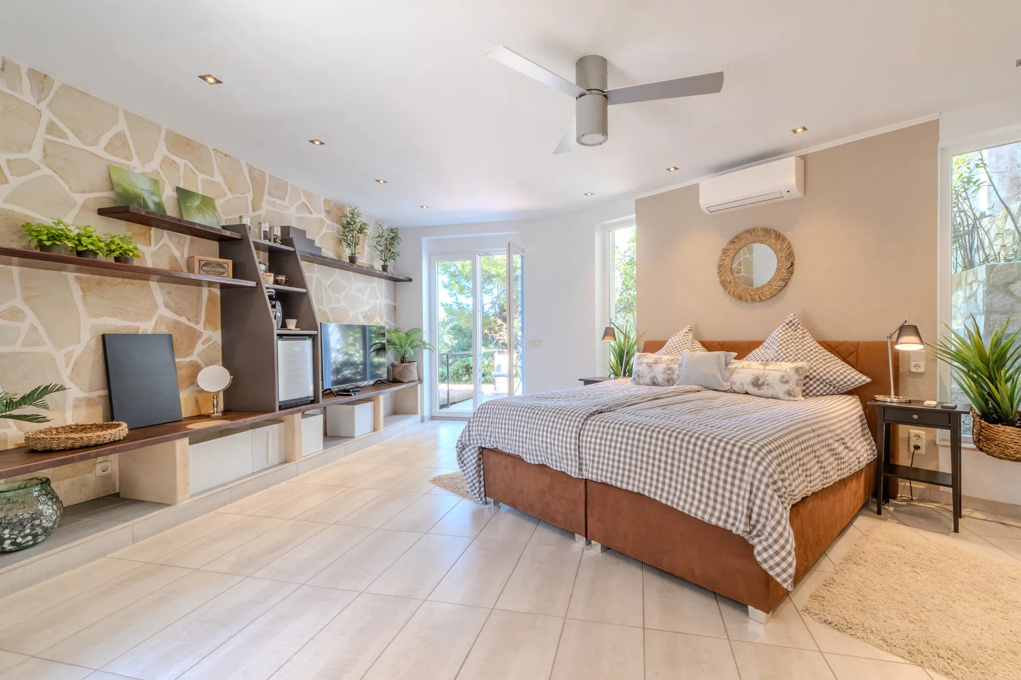 High-end renovated villa with comfortable elevator and sea and mountain views-13