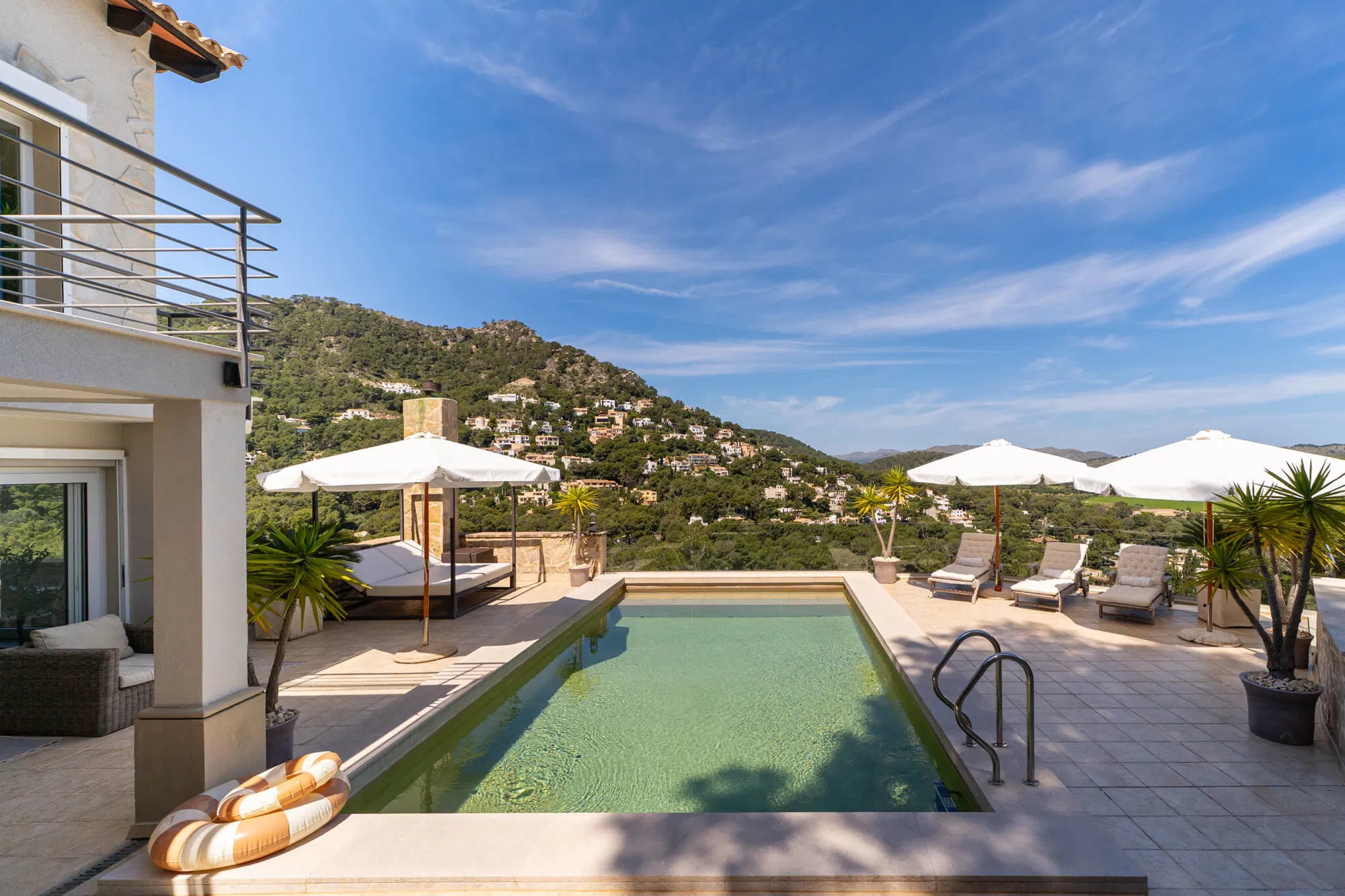 High-end renovated villa with comfortable elevator and sea and mountain views-2