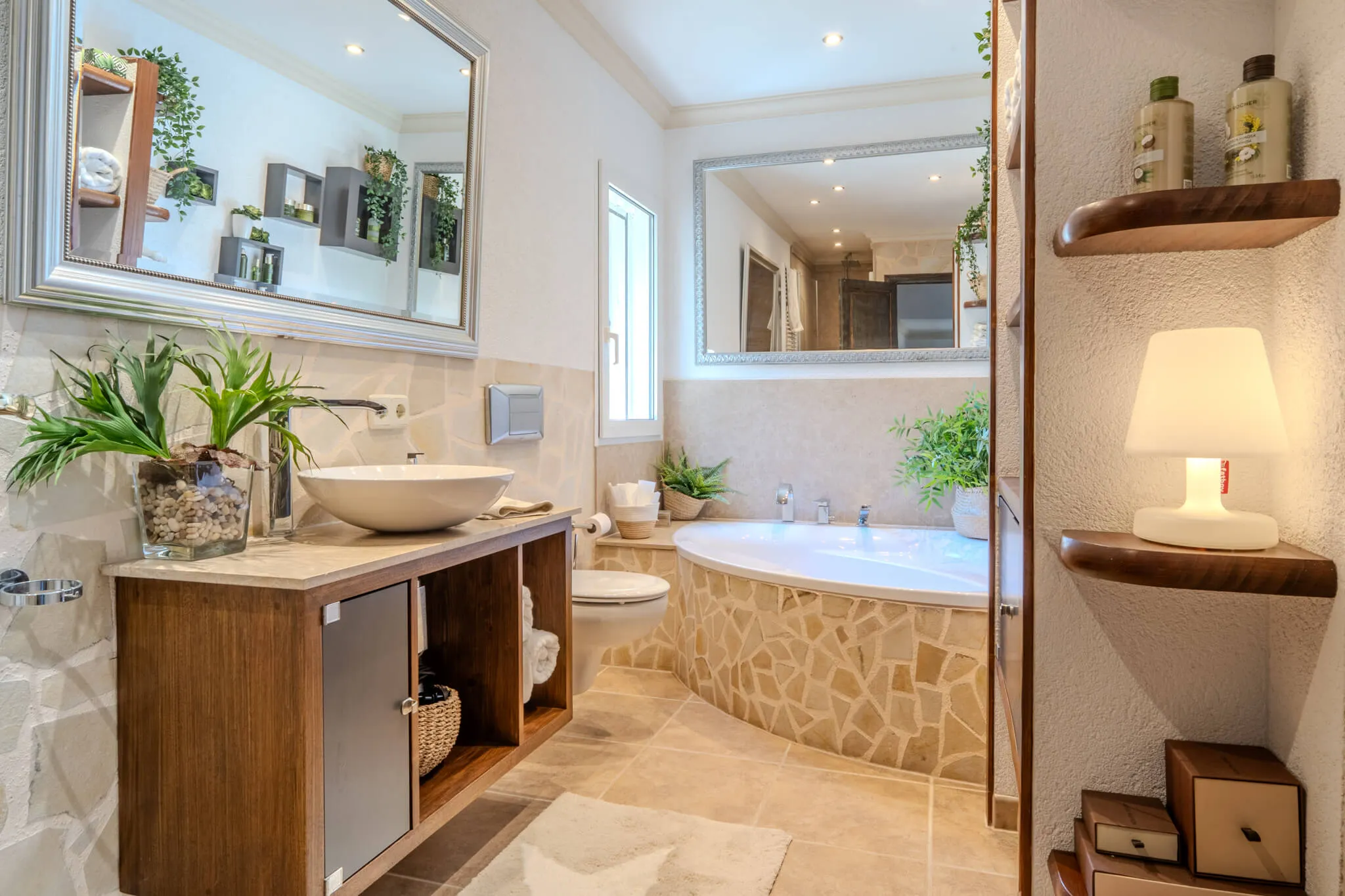 Villa exclusive rénovée avec un confort d'habitation incomparable et une vue de rêve sur la mer et les montagnes-12