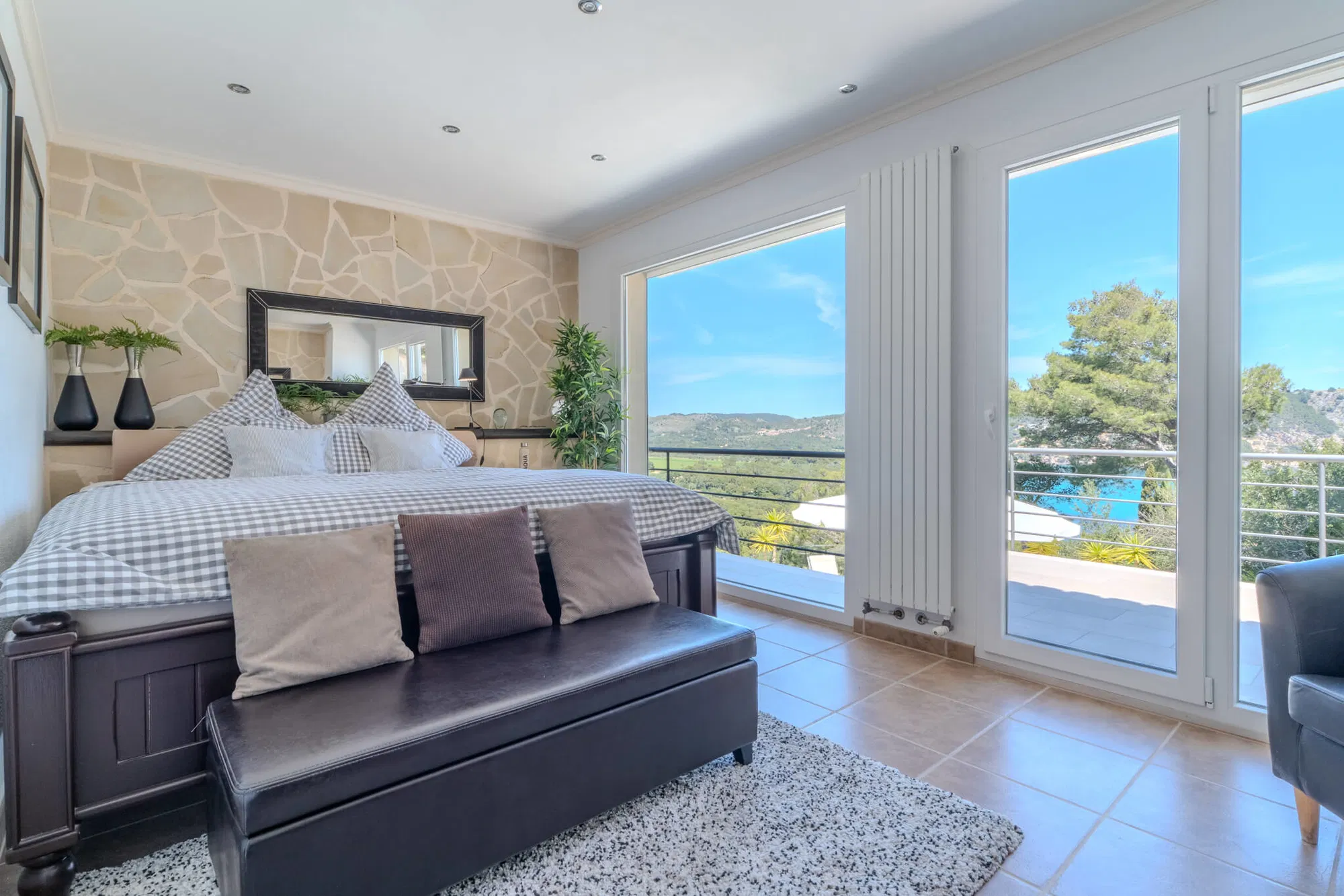 High-end renovated villa with comfortable elevator and sea and mountain views-11