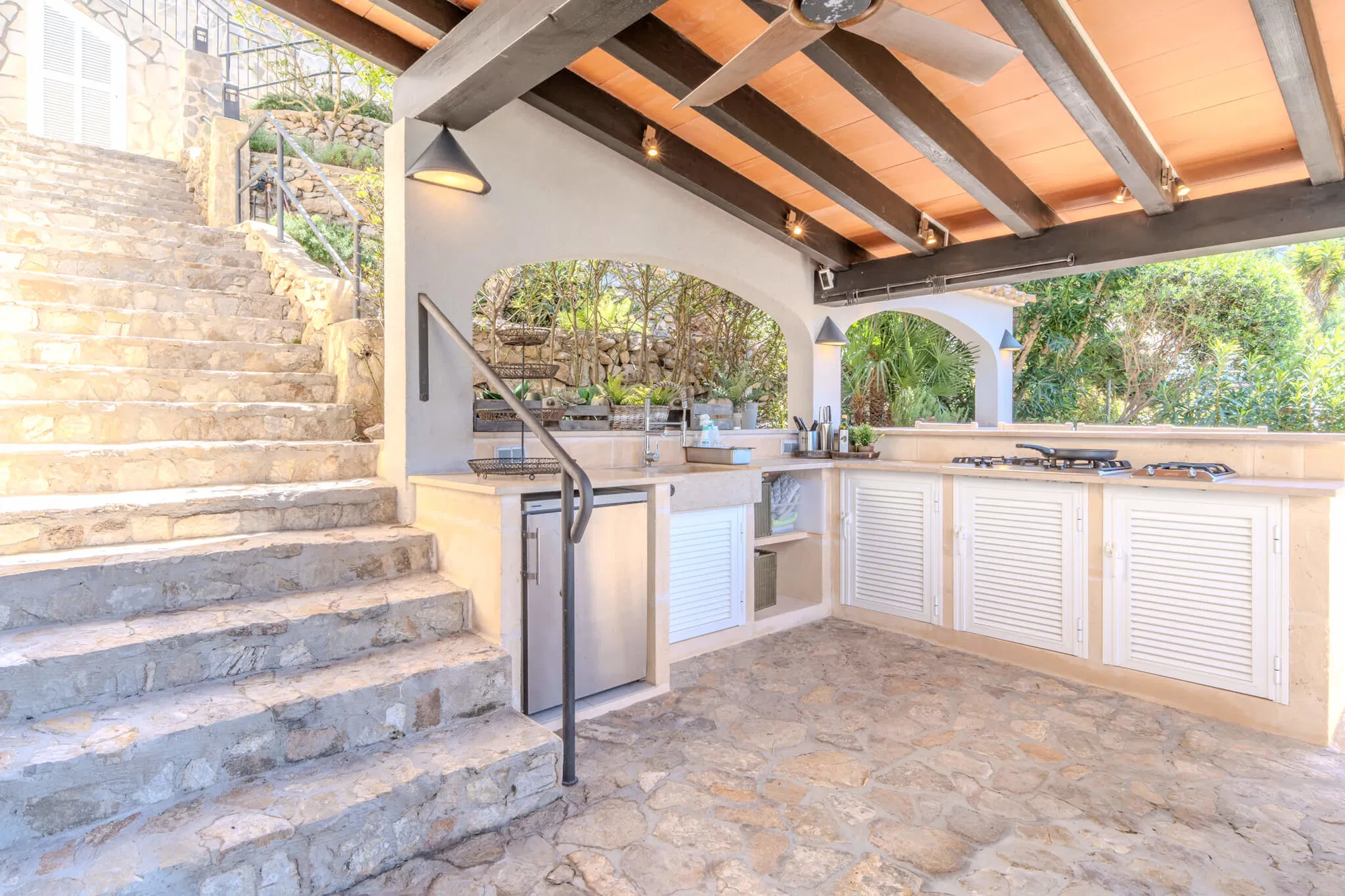 High-end renovated villa with comfortable elevator and sea and mountain views-9