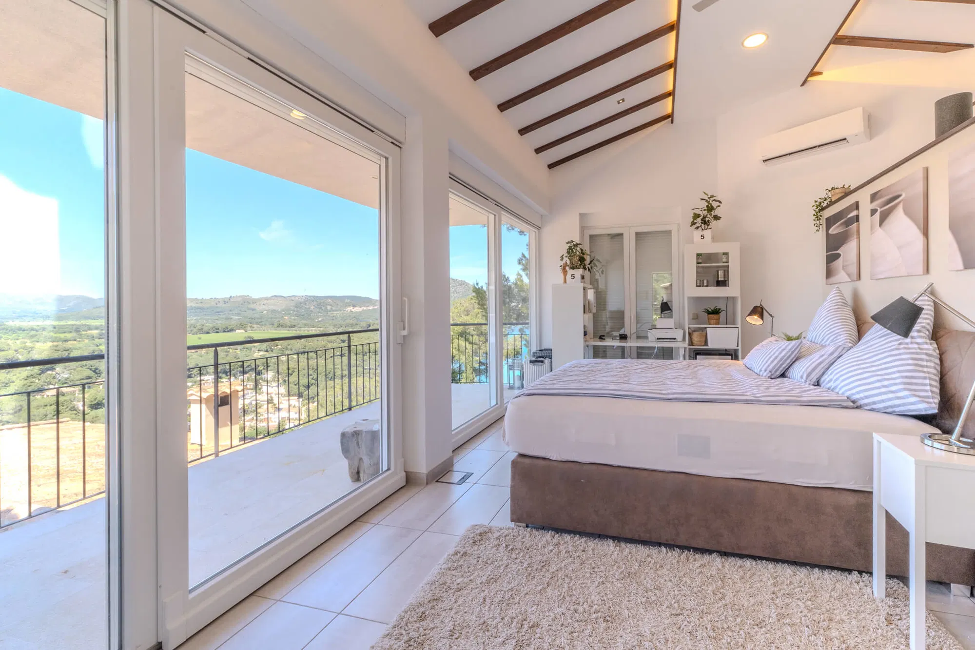 High-end renovated villa with comfortable elevator and sea and mountain views-14