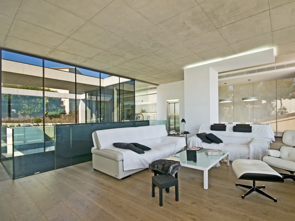 Fantastic villa in a contemporary style-3