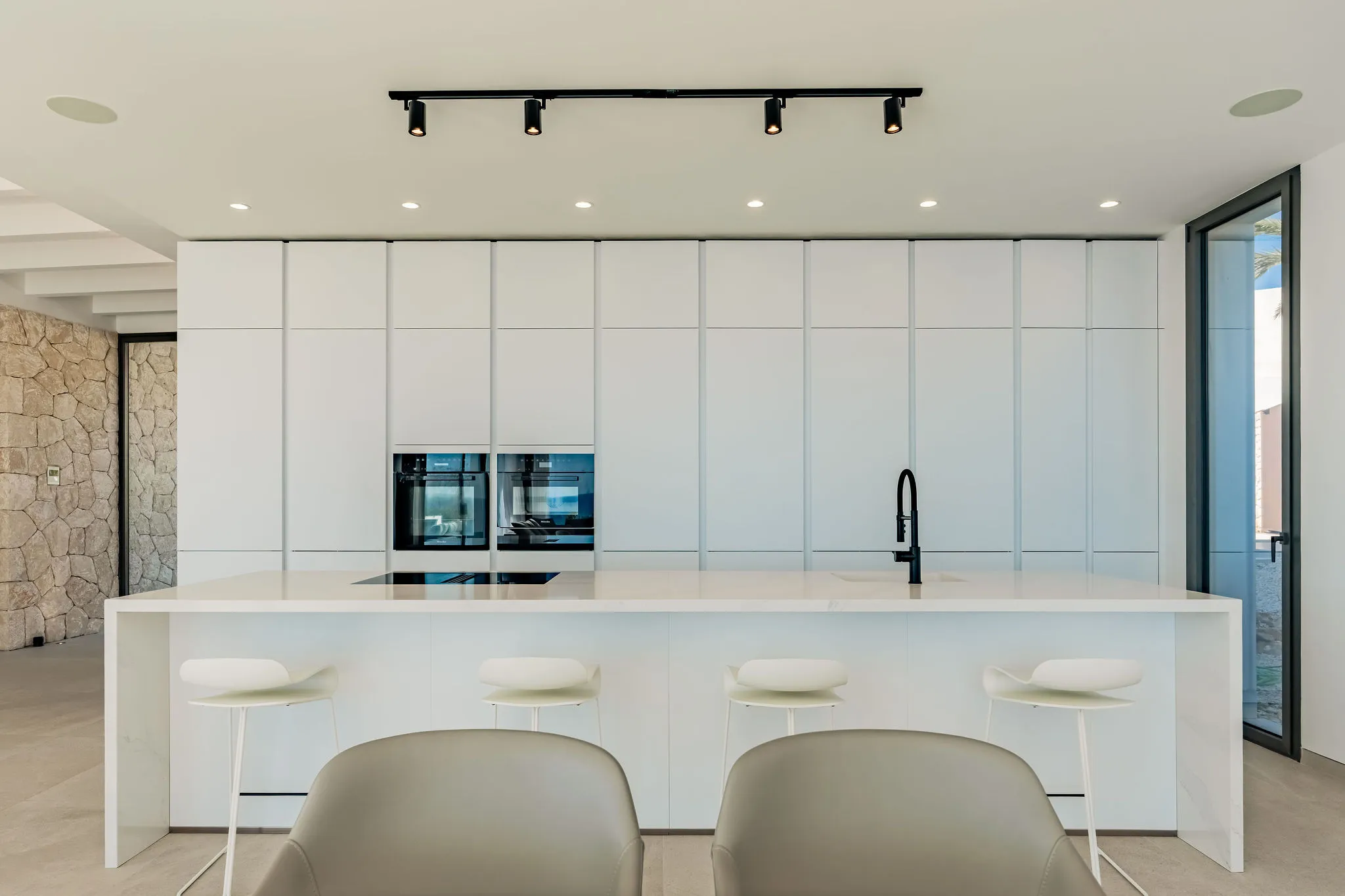 Villa neuve épurée en première ligne de mer-6