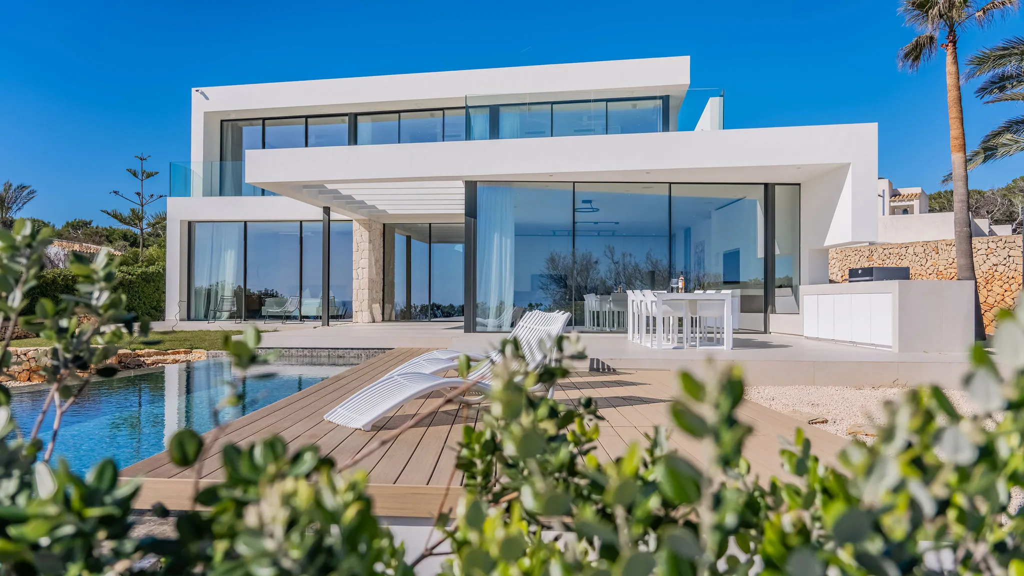 Villa neuve épurée en première ligne de mer-1