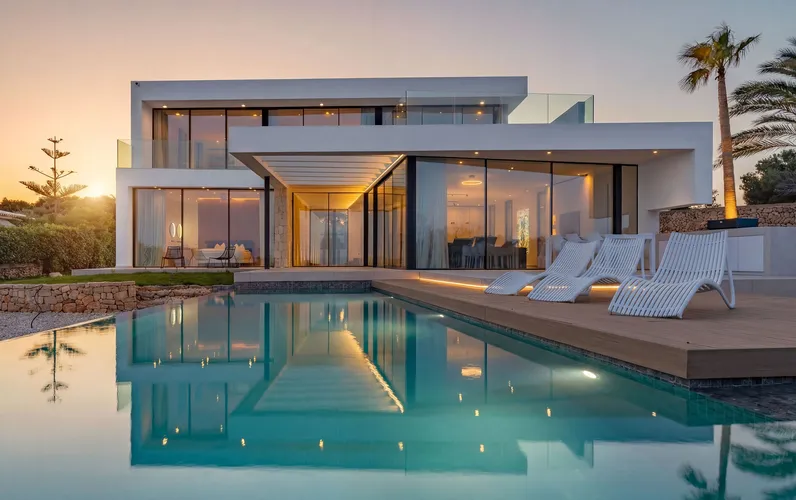 Purystyczna, nowo wybudowana willa nad brzegiem morza