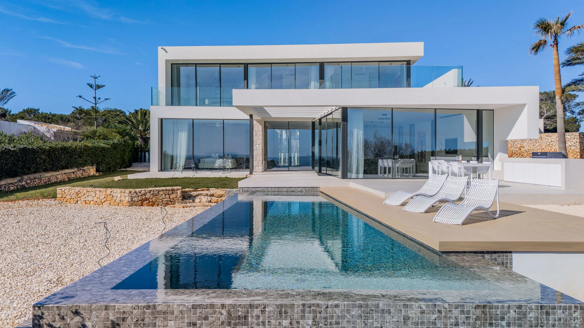 Villa neuve épurée en première ligne de mer-4